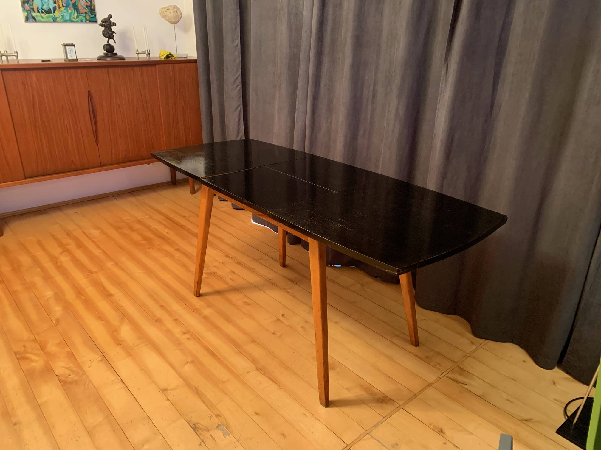 Type 1326 table designed by Stanisław Lejkowskie and Wacław Leśniewski, Poland, 1962