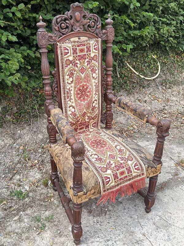 Fauteuil Haute Époque en bois sculpté et tapisserie