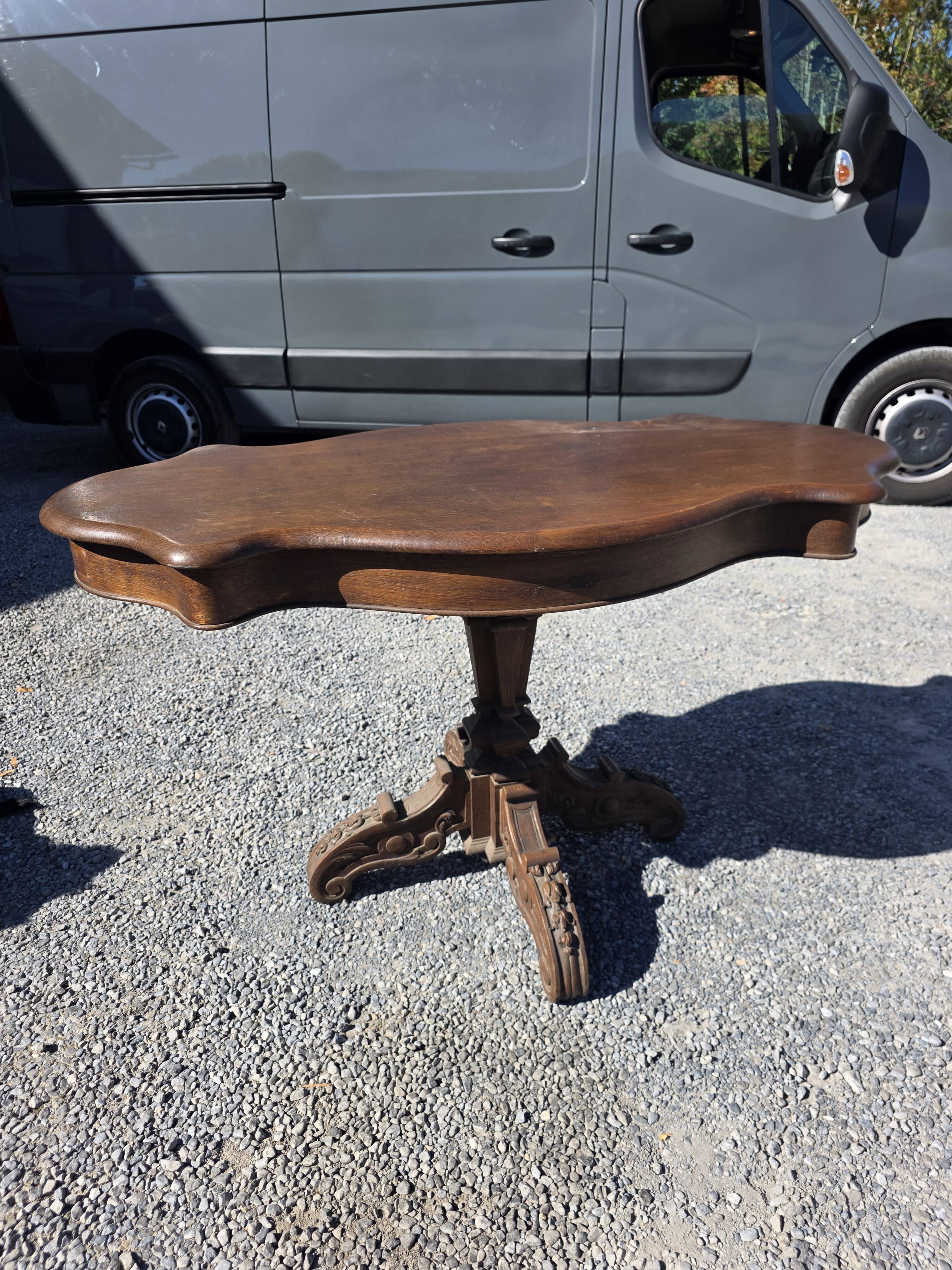 Antique round table in solid oak