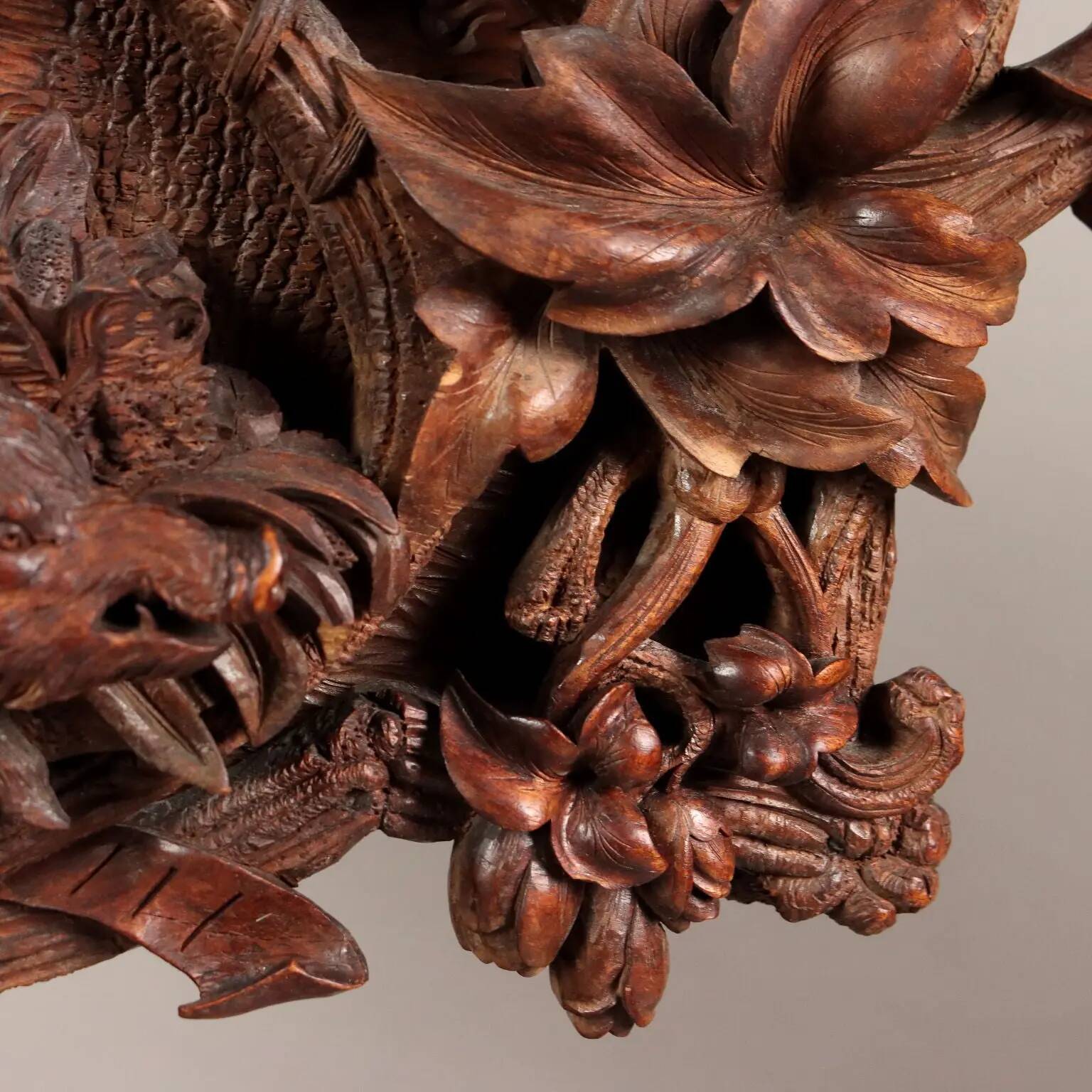 Jardinière ancienne néo-baroque en noyer, Suisse '800