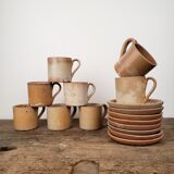 Tasses à café en grès  et soucoupes x8