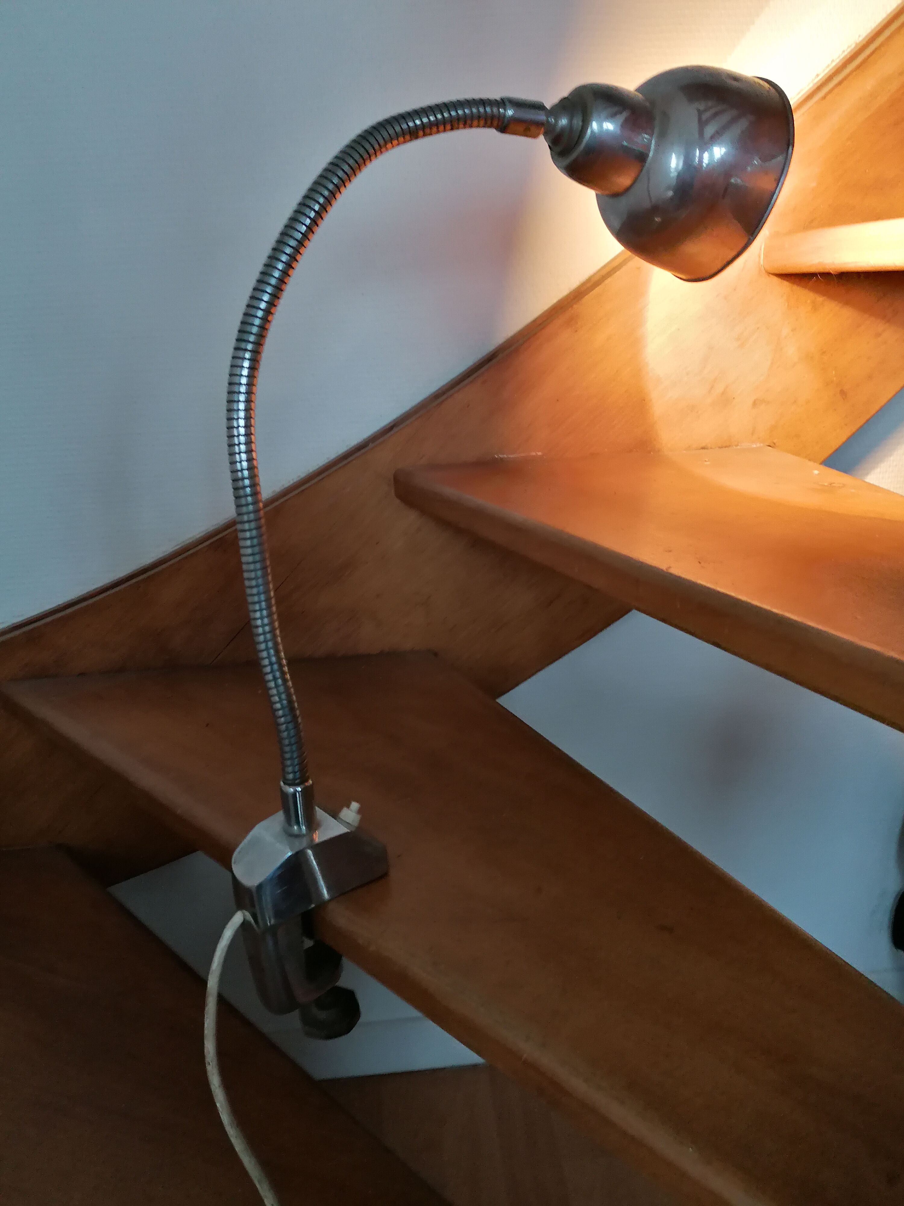 Flexible desk lamp fastening
