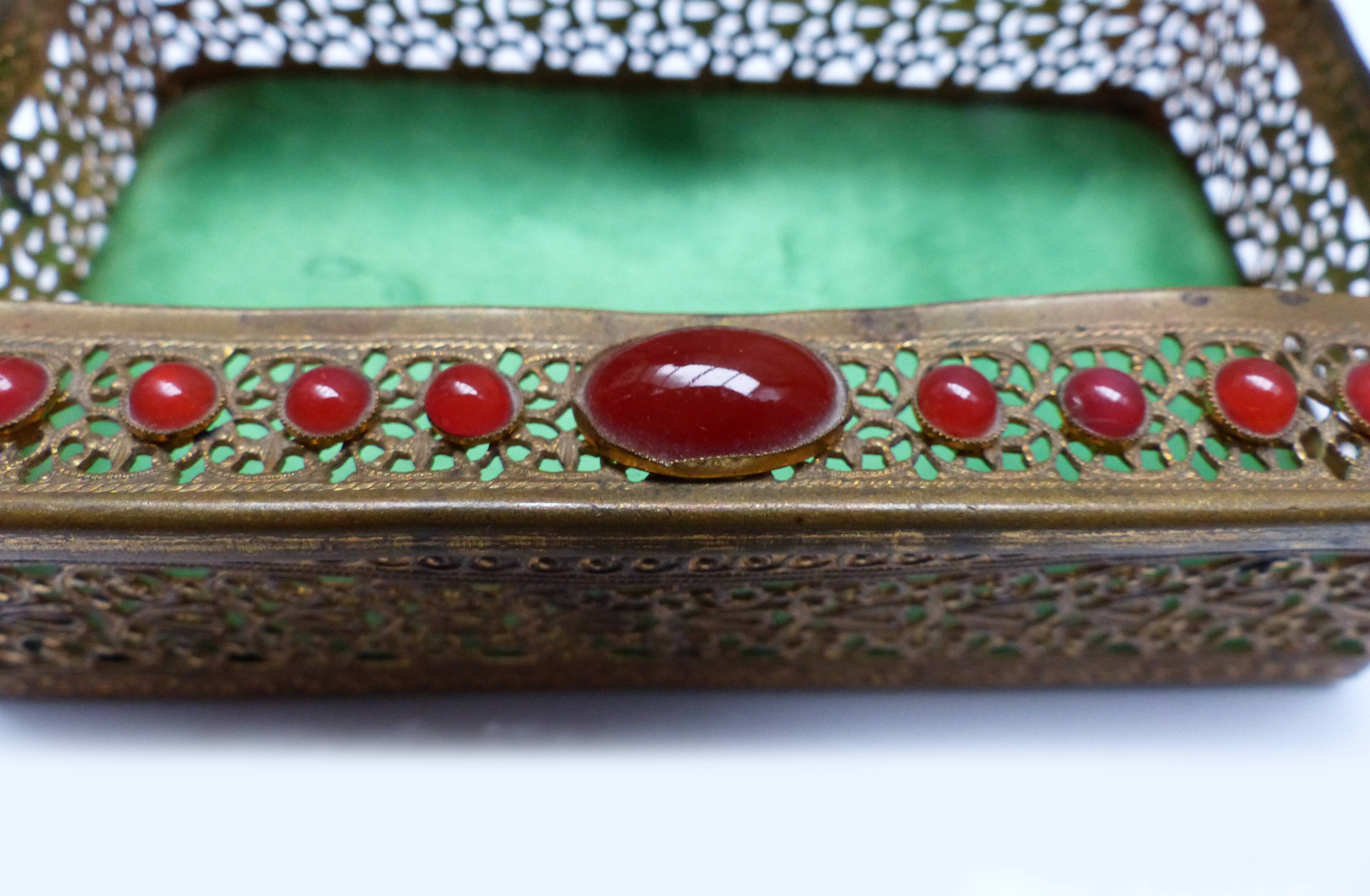 Metal and colored stone pocket emptier