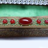 Metal and colored stone pocket emptier