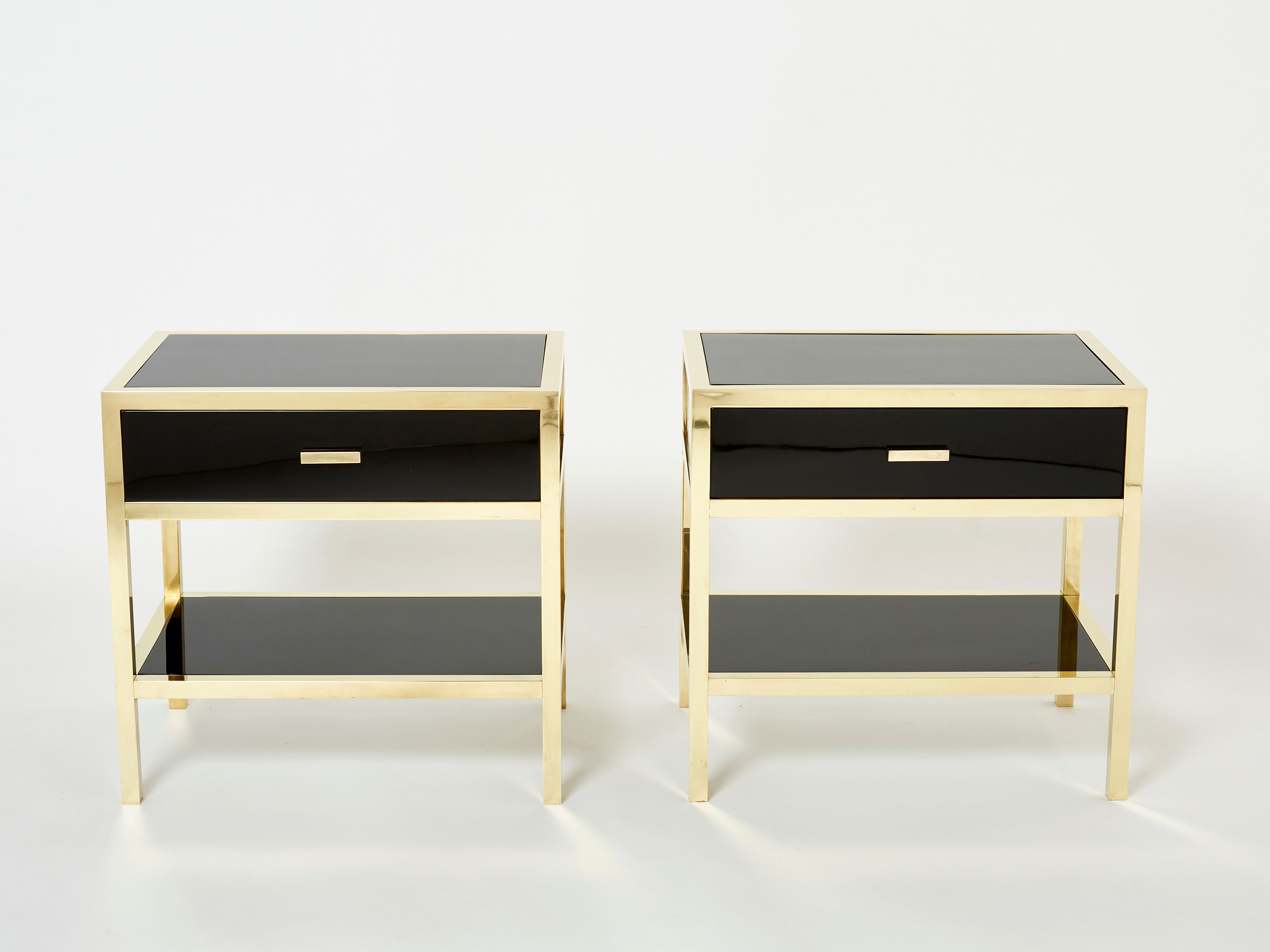 Paire de tables de chevet laquées laiton par Michel Pigneres 1970