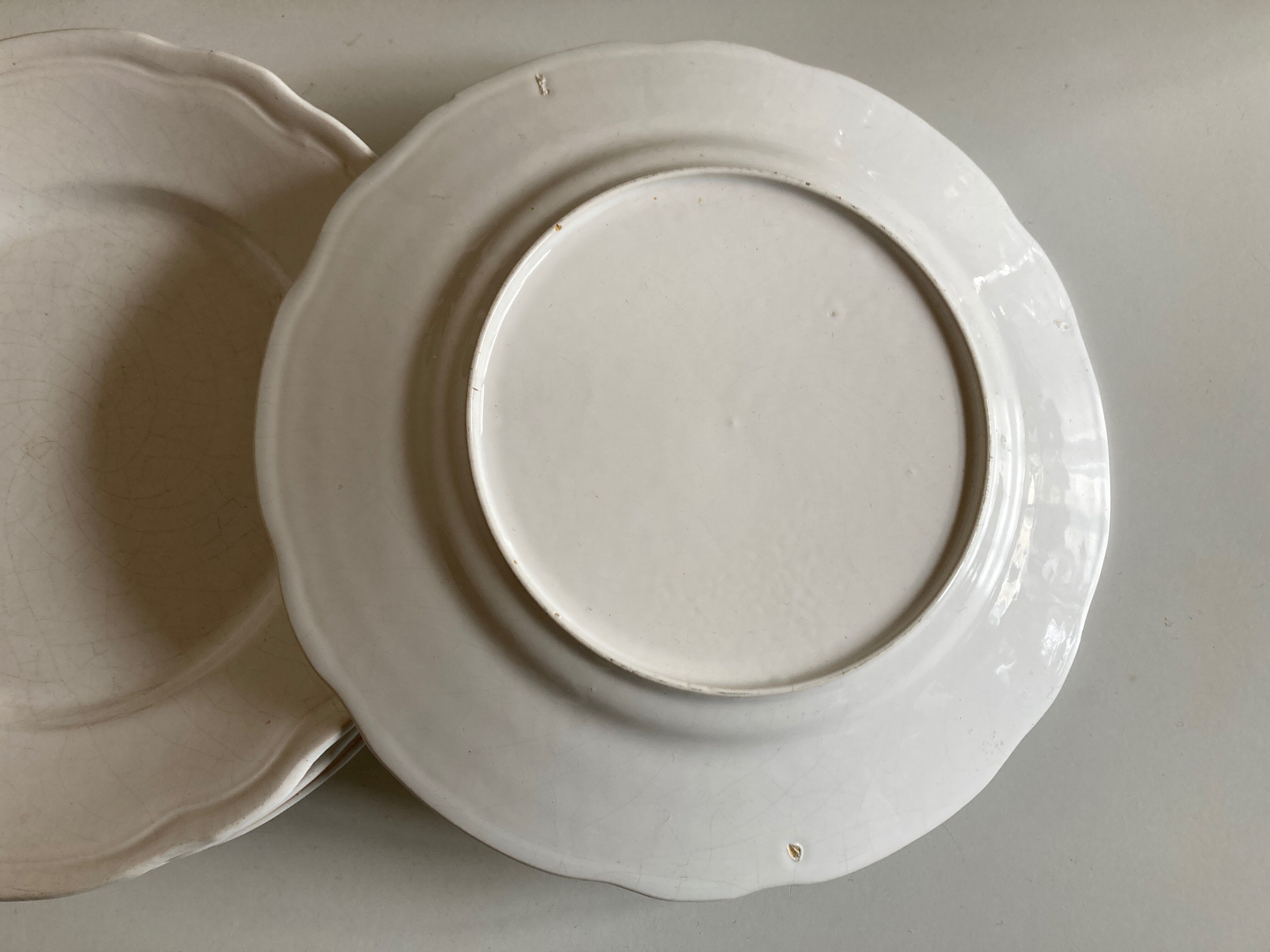 Set de 4 assiettes de Mougins en terre émaillée blanche à godrons