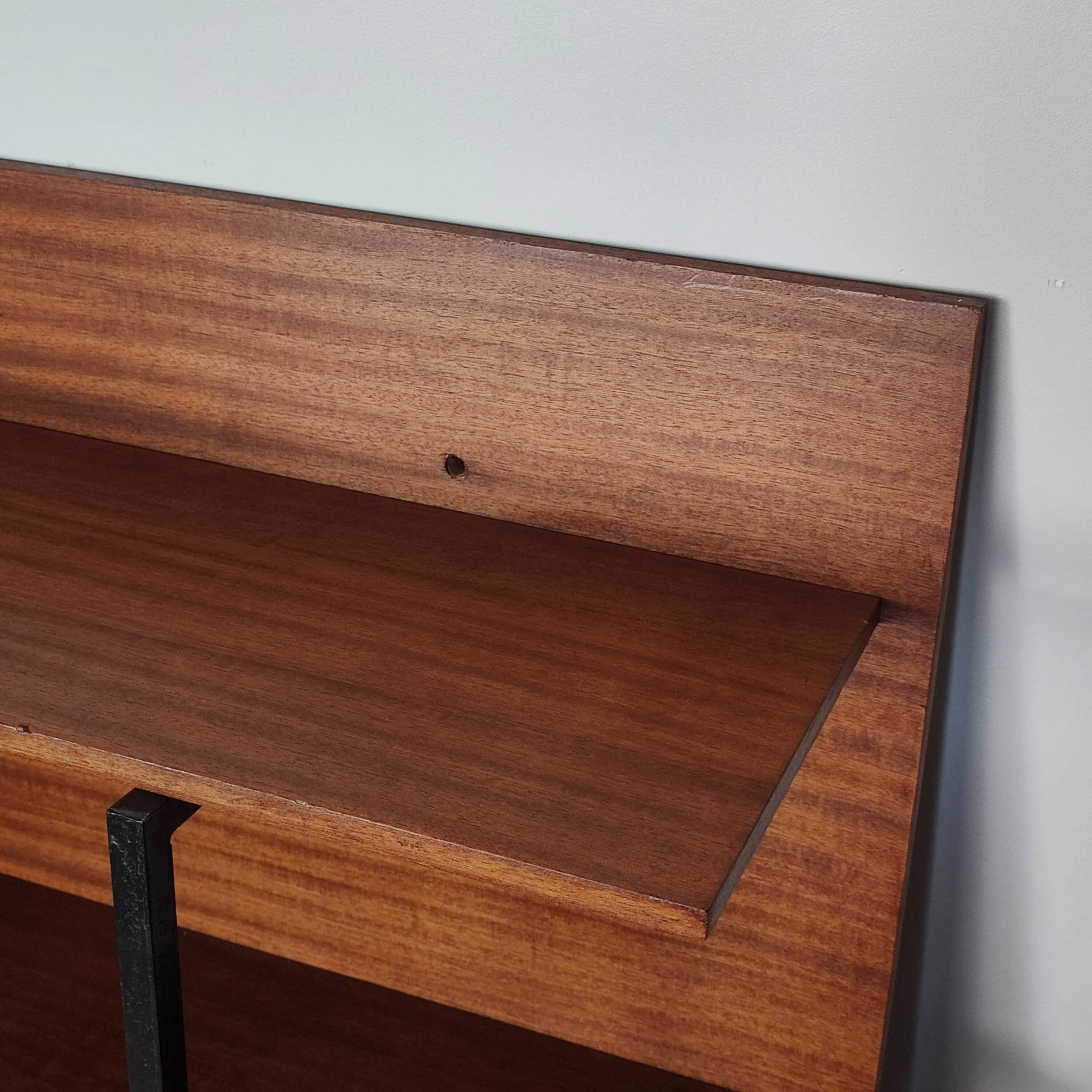 Wall shelf/bookcase
