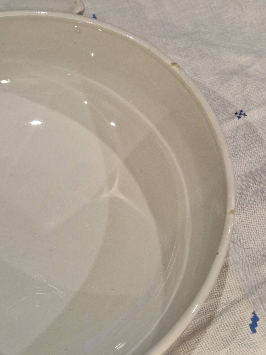 Soup tureen and dish set