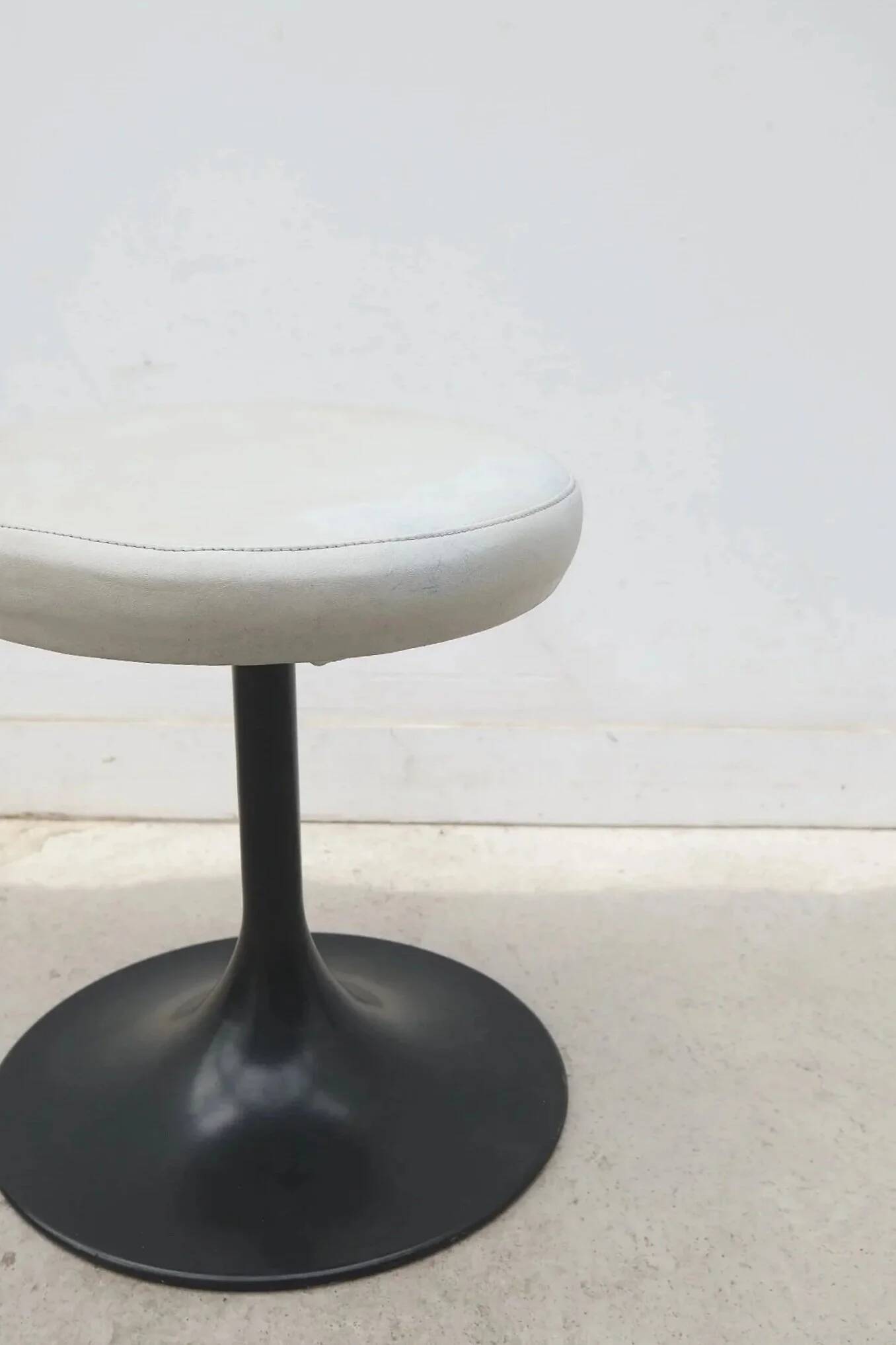 Tabouret pied tulipe en métal et skai, 1970