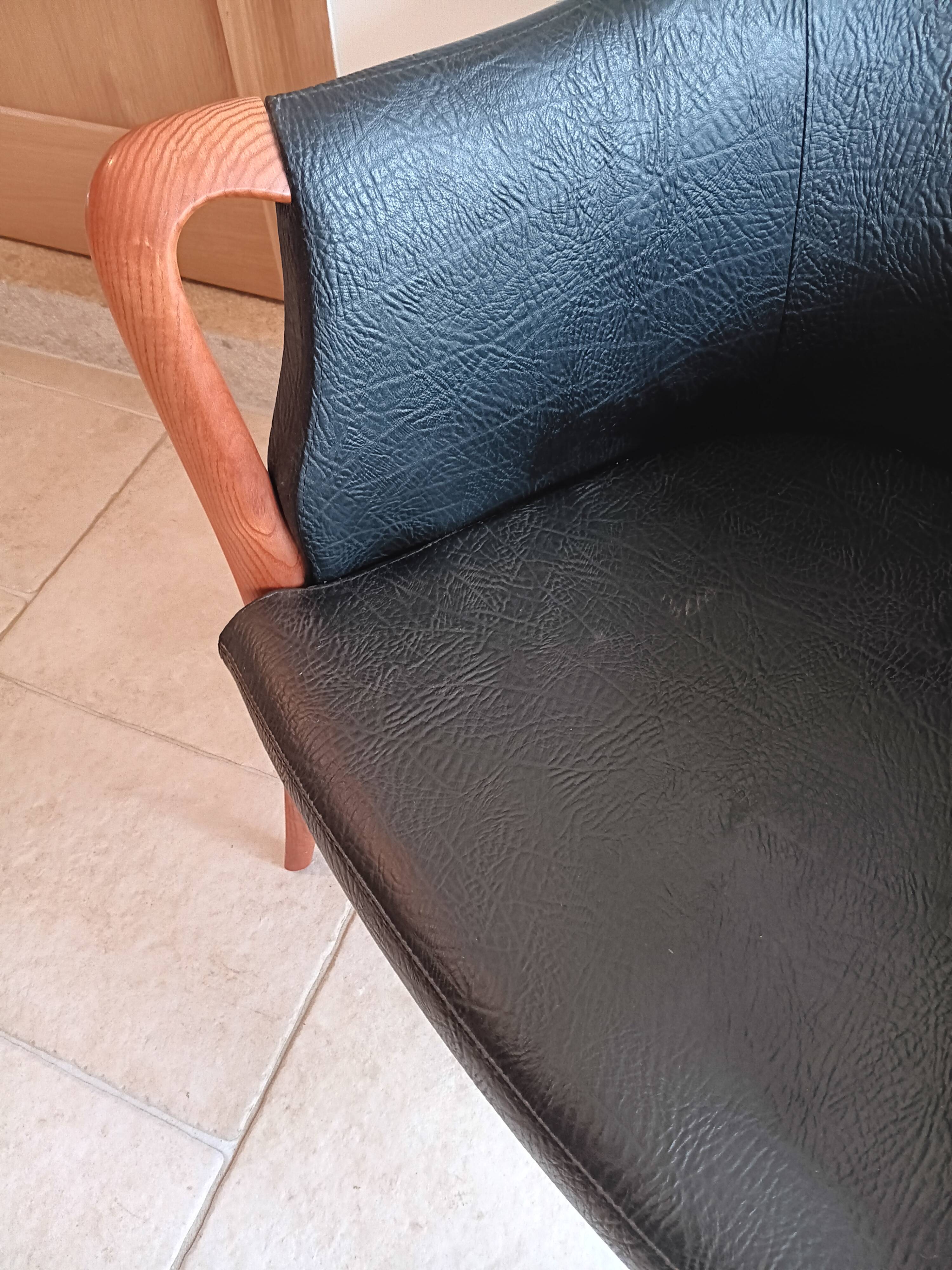 Pair of leather and wood armchairs in the Umberto Asnago style.