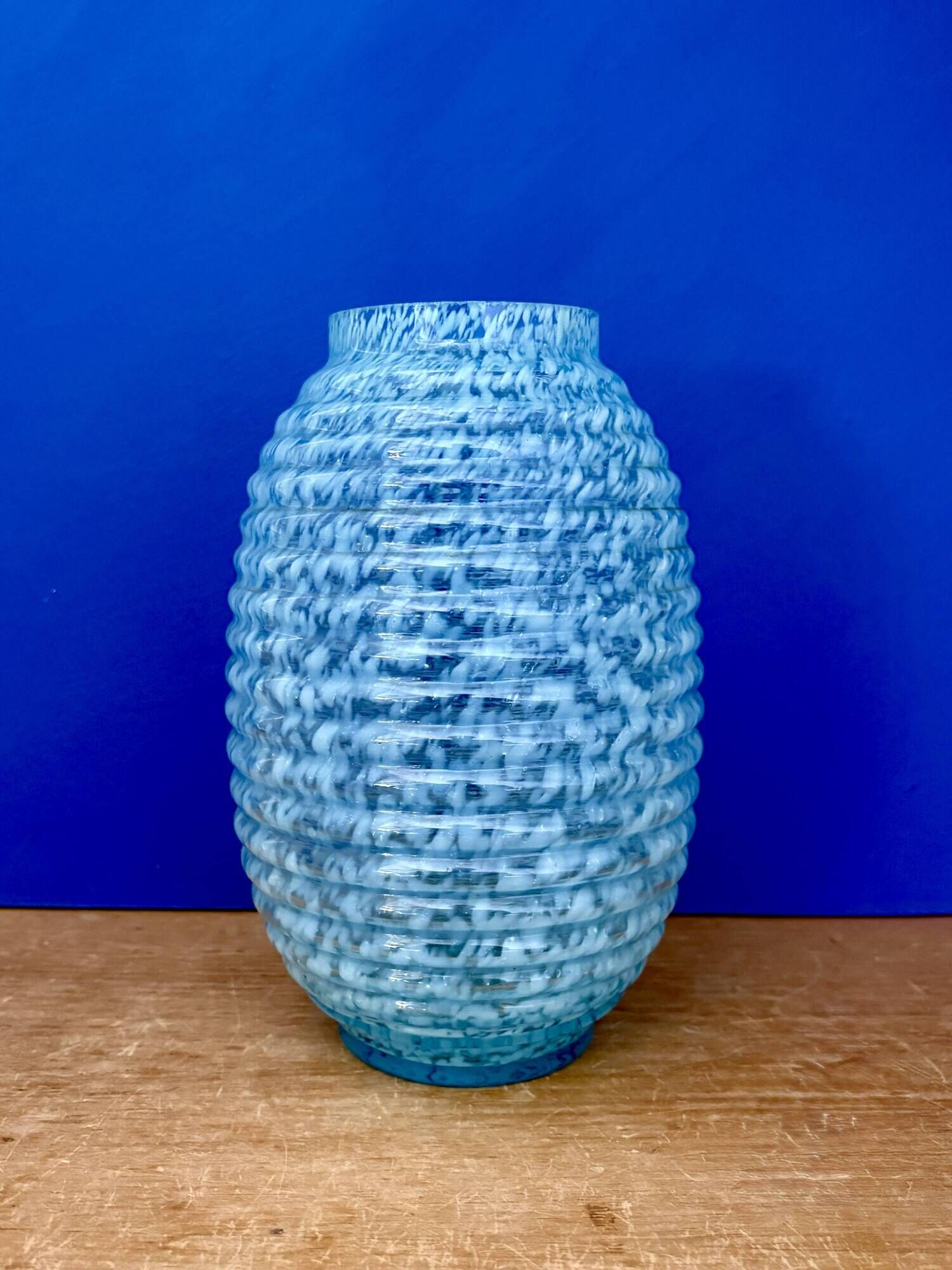 Vase vintage art déco, en verre de Clichy bleu