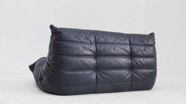Canapé 2 places vintage Togo Ligne Roset en cuir bleu par Michel Ducaroy années 1990
