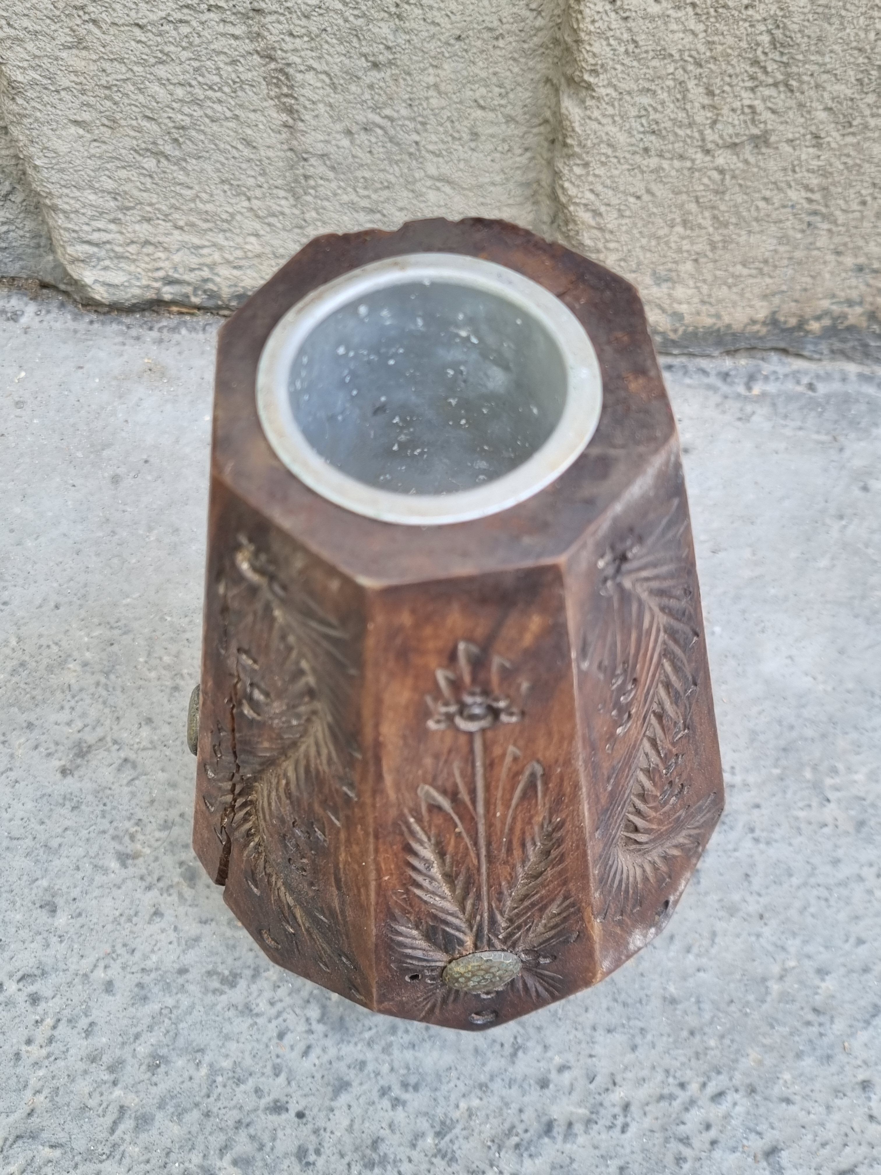 Vase en bois art populaire