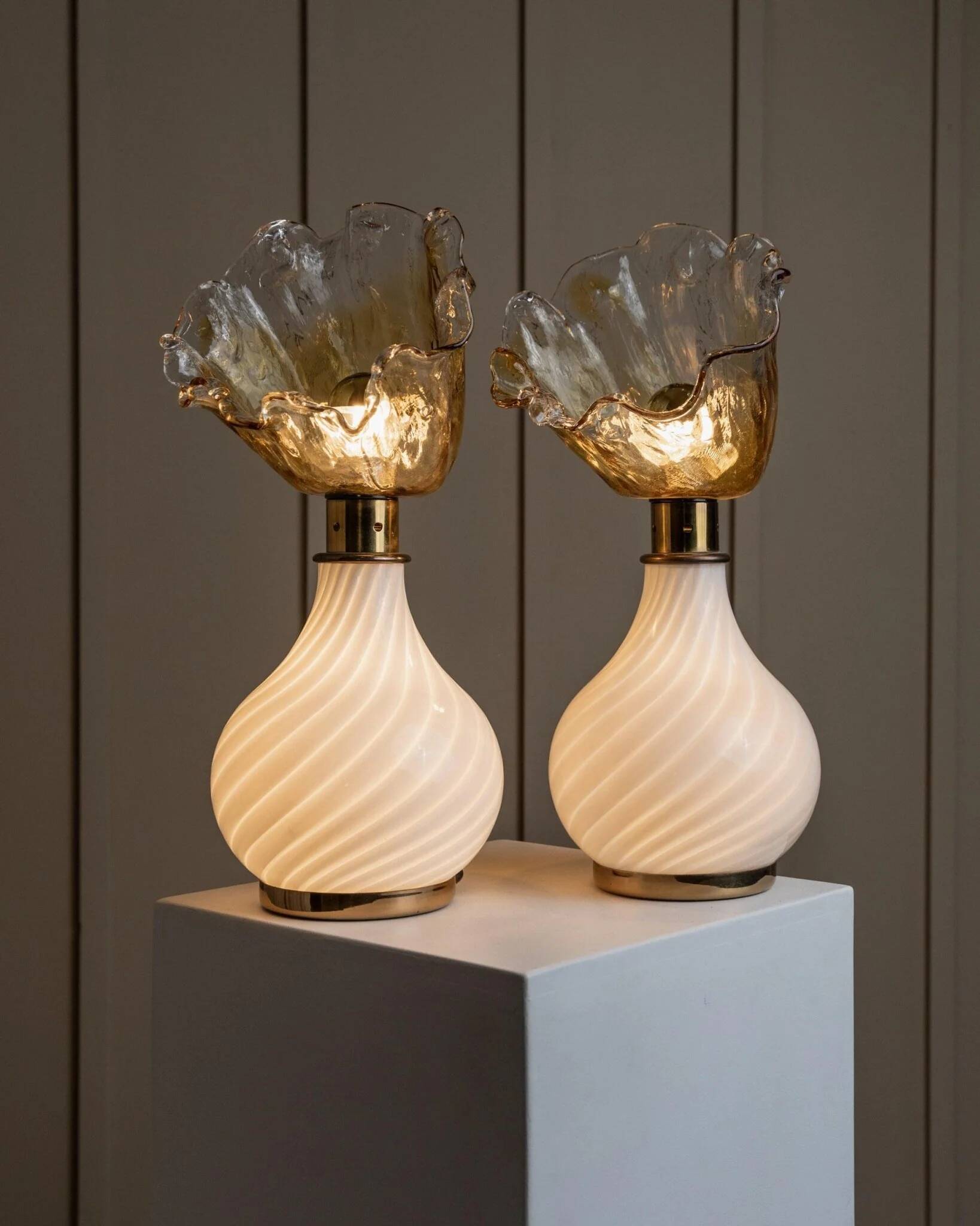Orange Murano Glass Table Lamps Pair with Flower-Shaped Shades and Brass Details - 1970s Italy Bedside Lighting