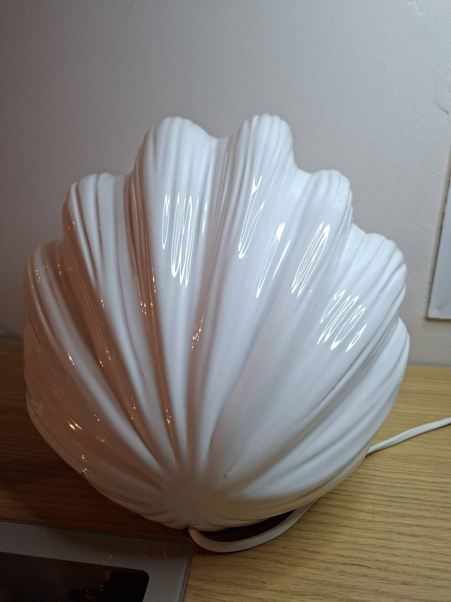 Vintage shell-shaped table lamp