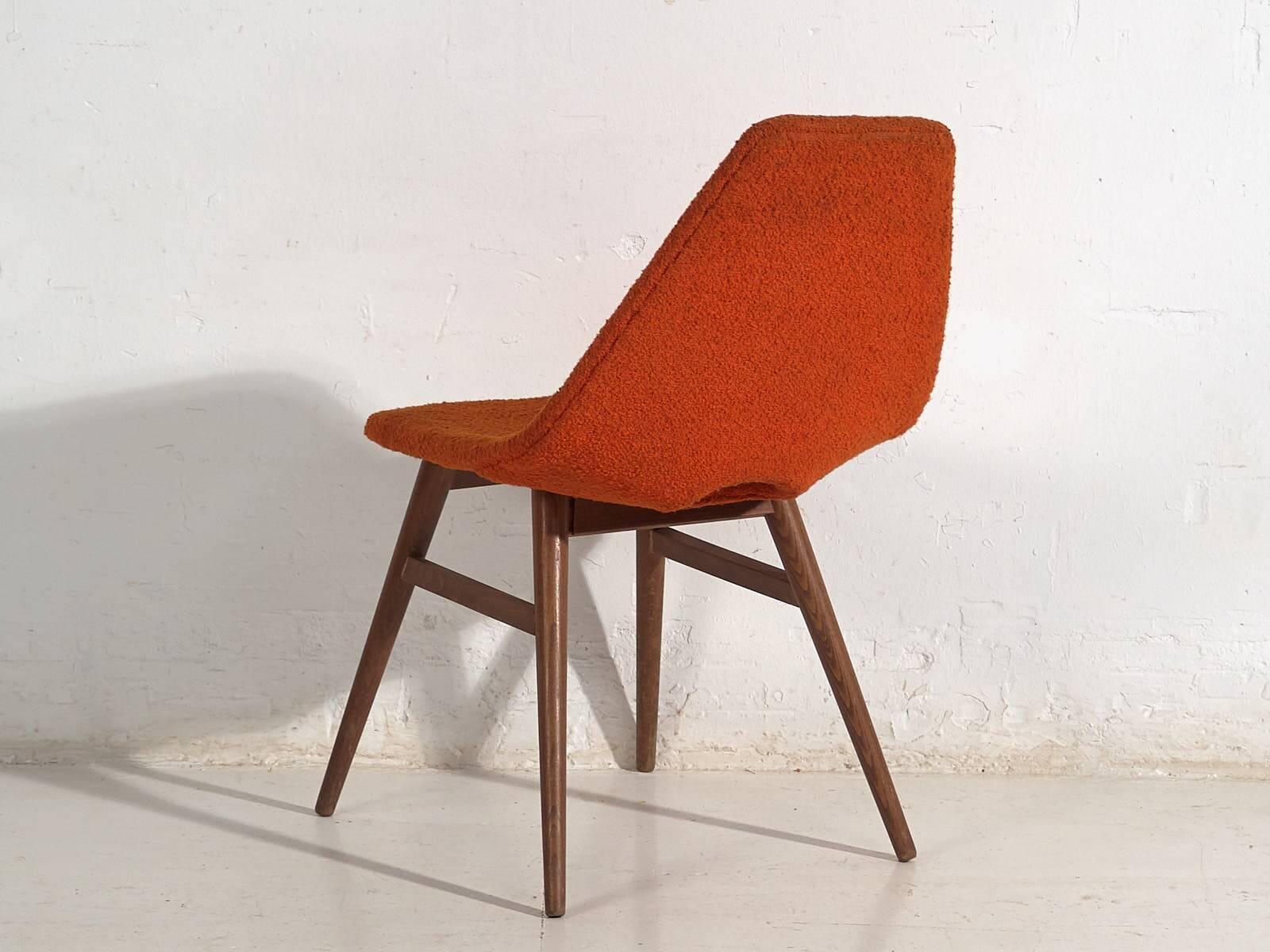 Chaise en bois et tissu orange, c.1960