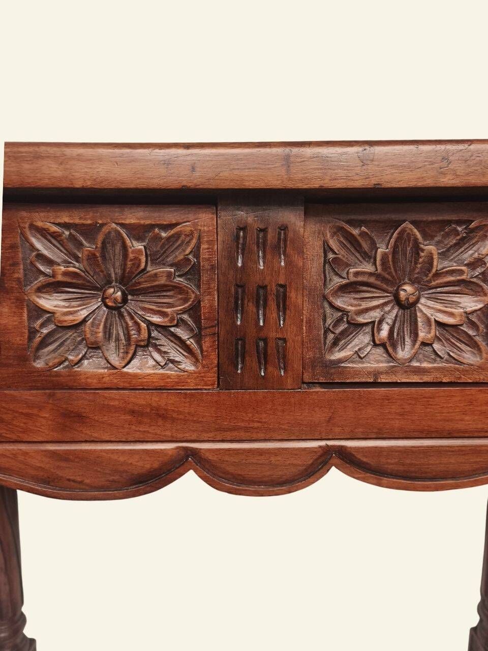 Castilian console table in carved walnut, early 20th century.