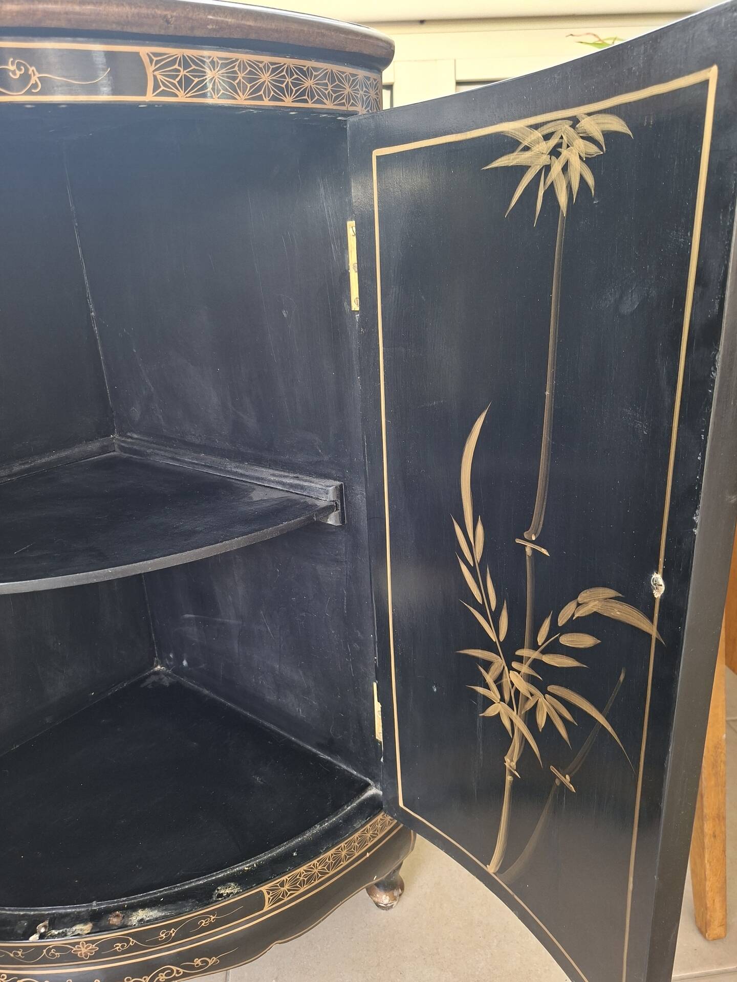 Meuble d'angle en bois laqué et peint à la main —  style asiatique
