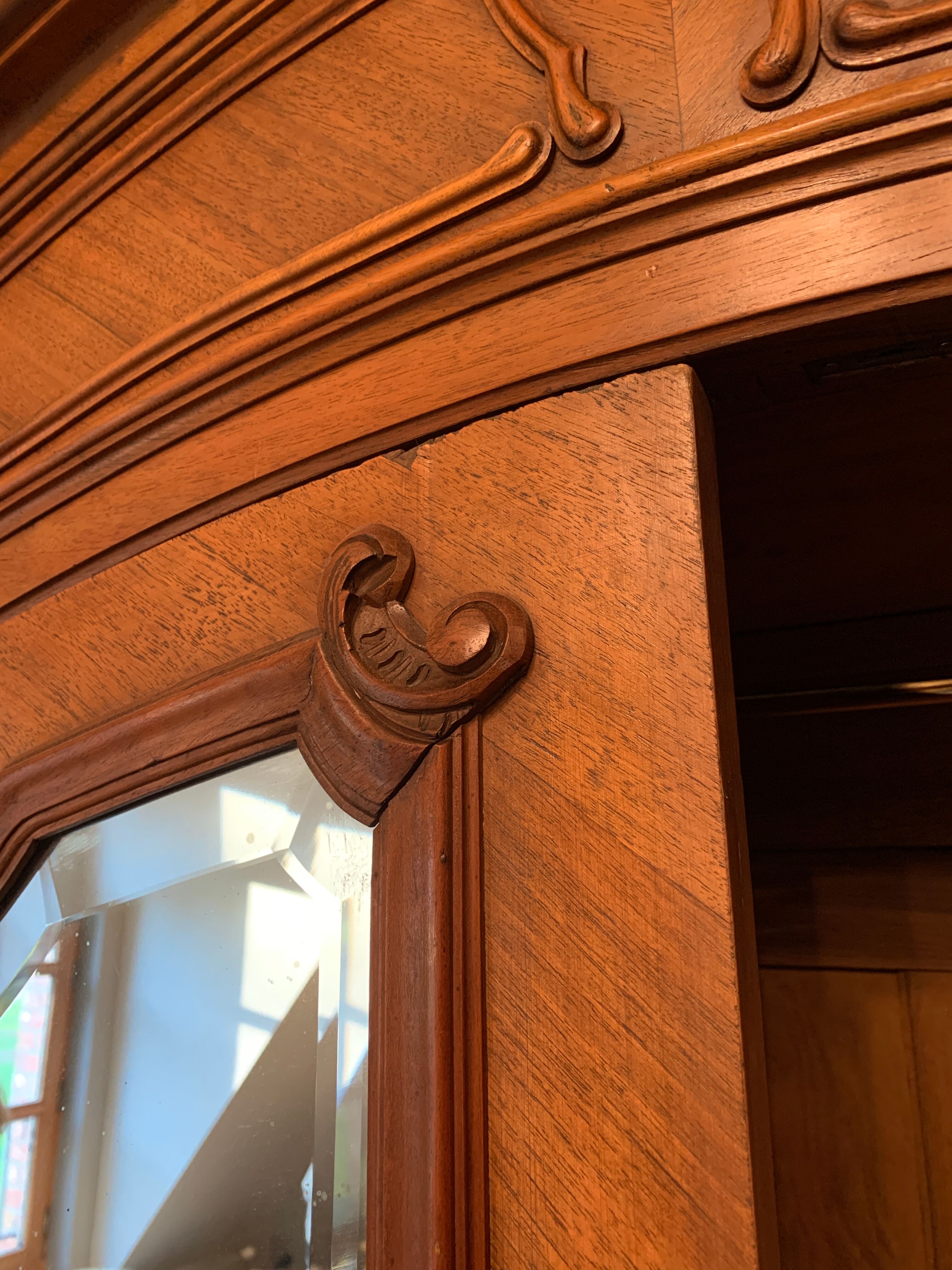 Louis XV Rocaille cabinet in walnut with bevelled mirrors
