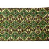 Tapis vert et jaune fait à la main avec de délicates fleurs colorées