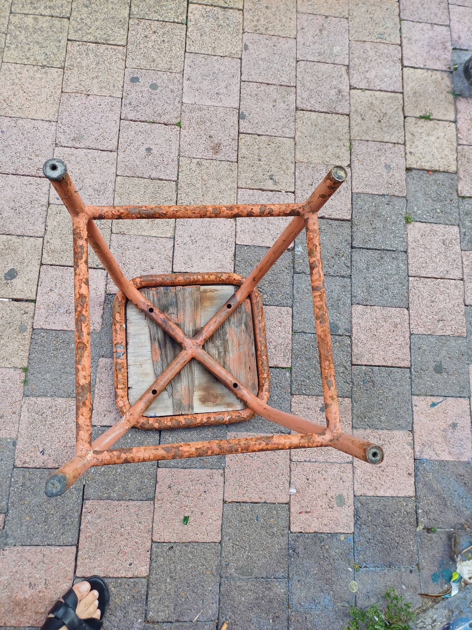 Tabouret carré atelier industriel tube métal et bois