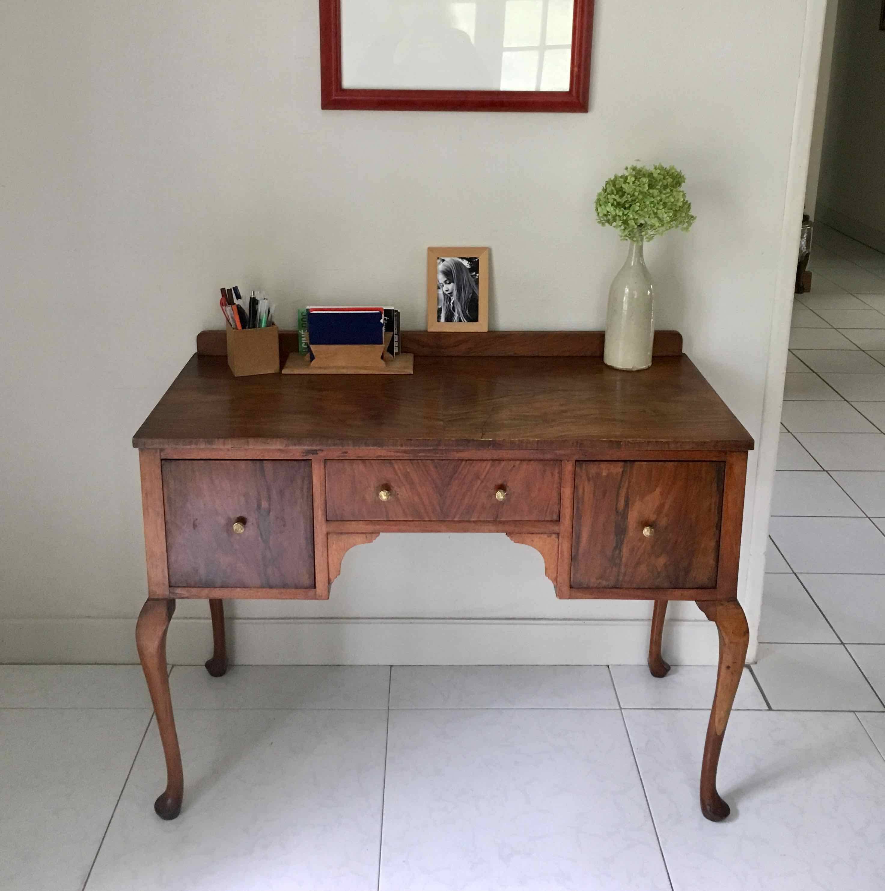 Bureau 1950 pieds galbés