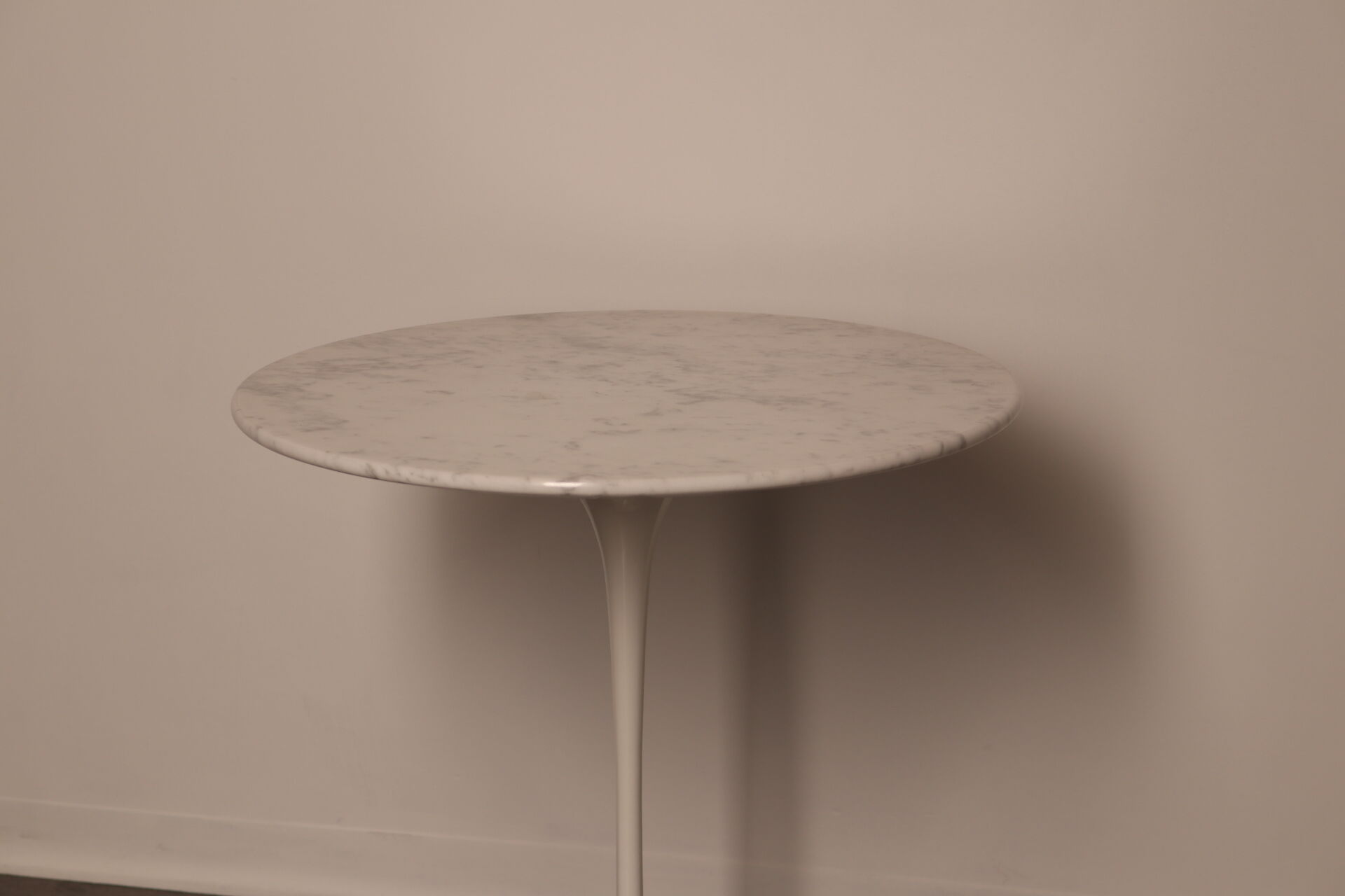 Coffee or side table in white marble by Eero Saarinen for Knoll