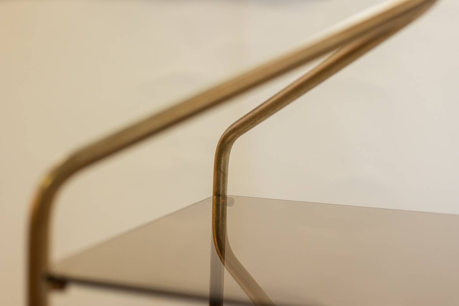 Free-standing shelf in gilded brass with smoked glass shelves. 1970s.