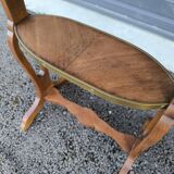 Kidney-shaped flying table