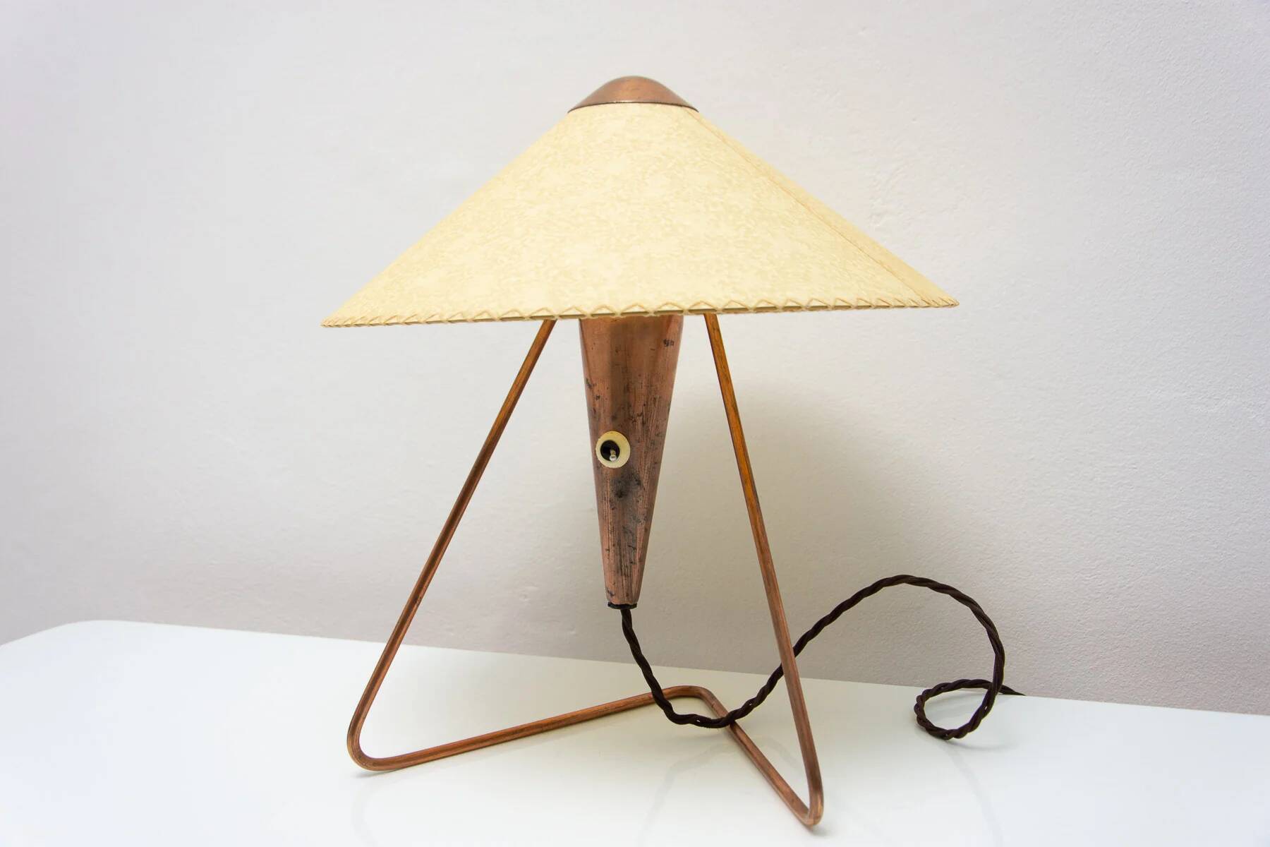 Lampe de table trépied tchèque des années 50 par Helena Frantová.