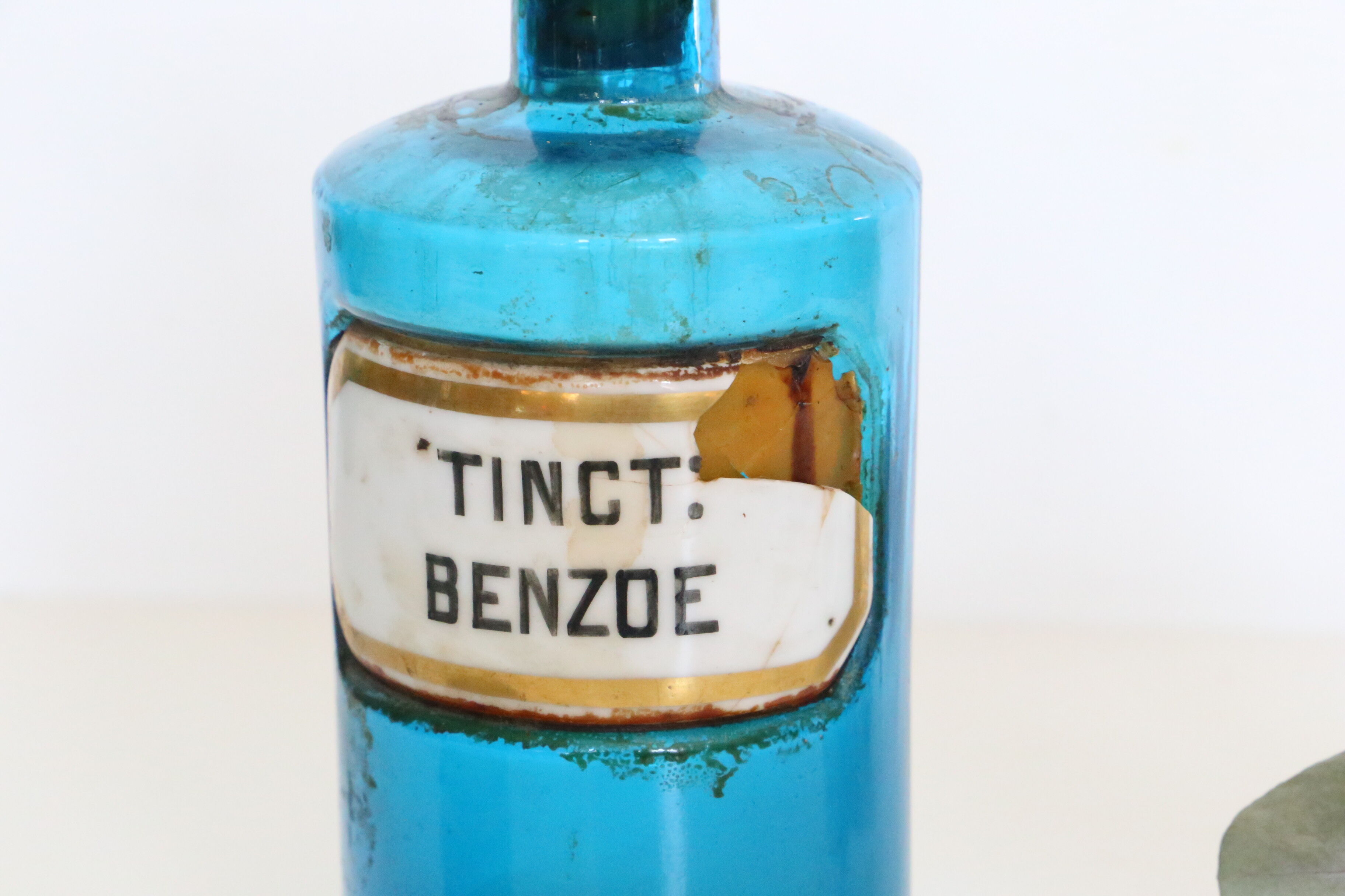 Flacon de pharmacie fin XIxème, rare, en verre bleu et étiquette de porcelaine, antiquité, vintage