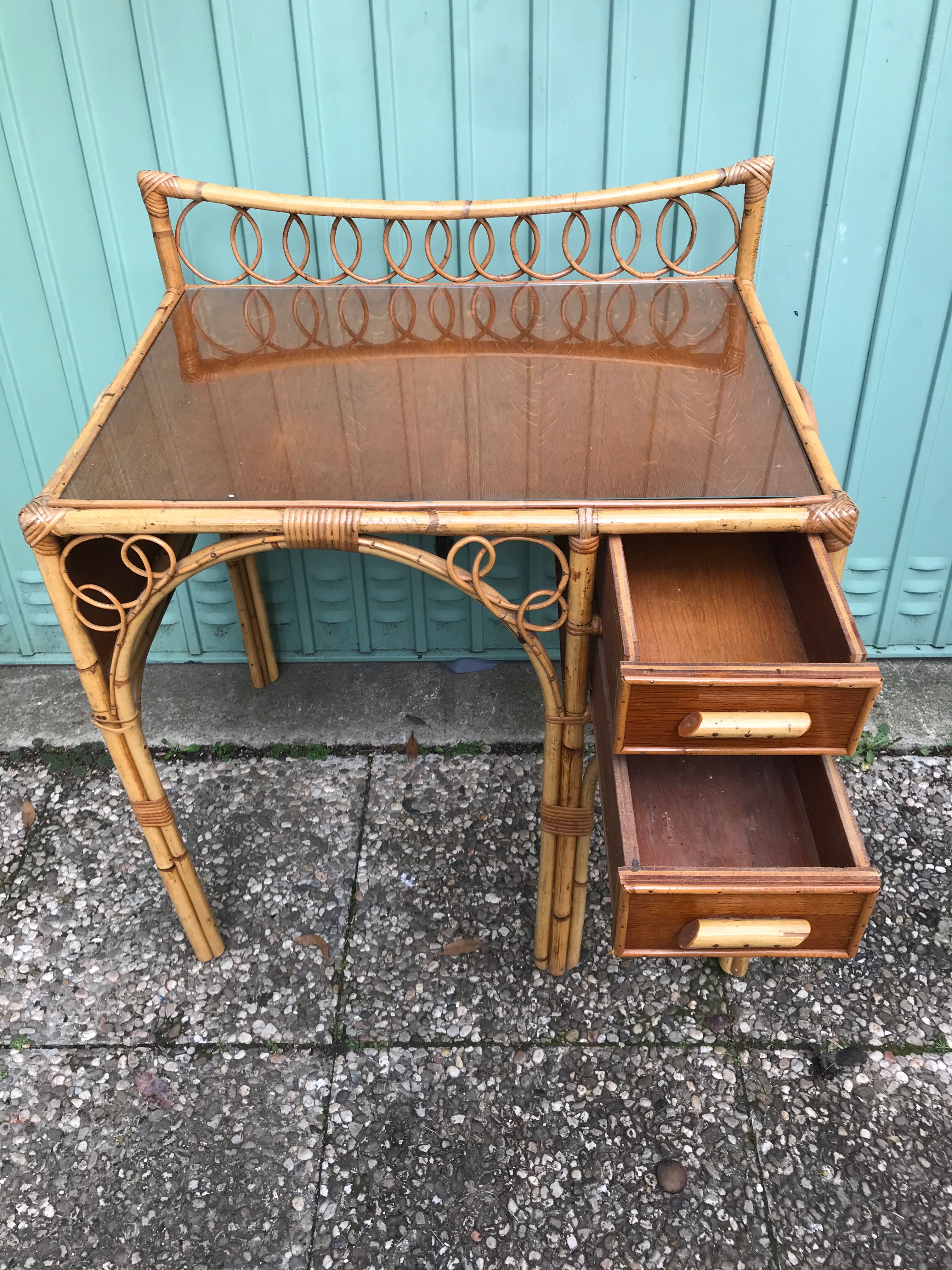 Ancien bureau en rotin à 2 tiroirs & plateau verre + étagère + 2 appliques vintage