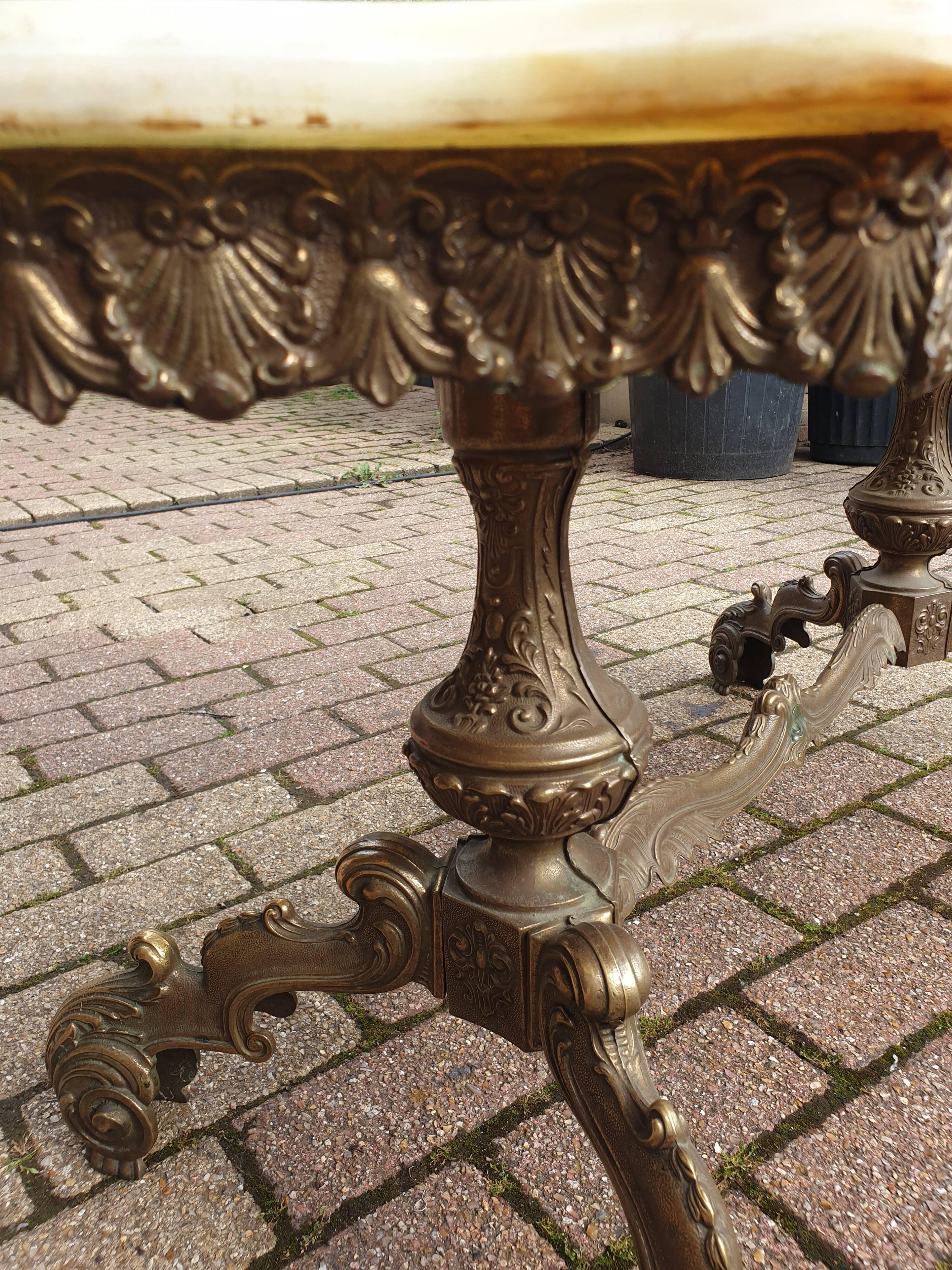 Table de salon en marbre et métal