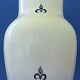 Vase en faïence blanc-bleu à décor végétal stylisé