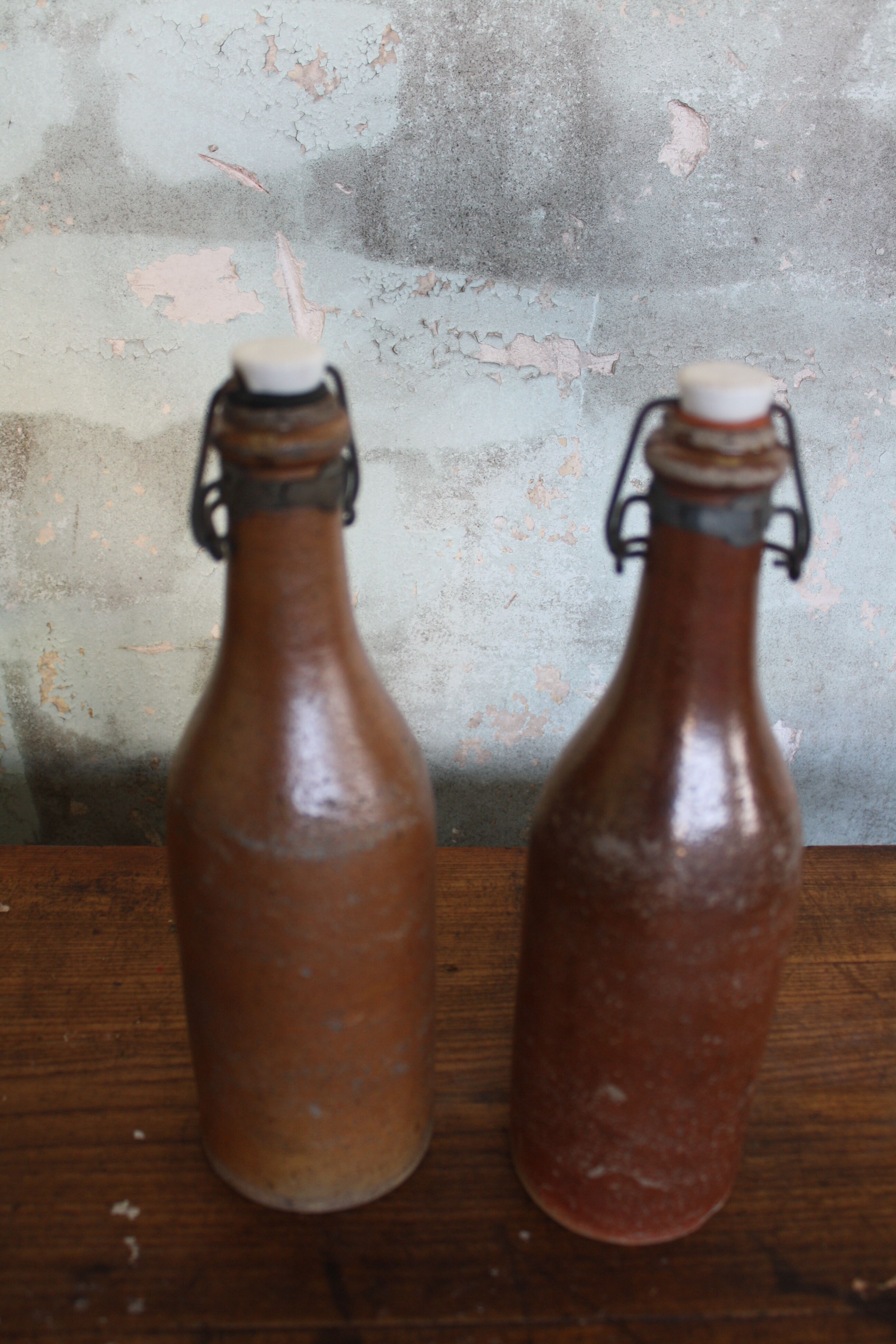 Set of 2 sandstone bottles with ceramic capsule