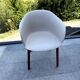 Chaise scandinave “style Elefy”, coque blanche & pieds bois – comme neuve
