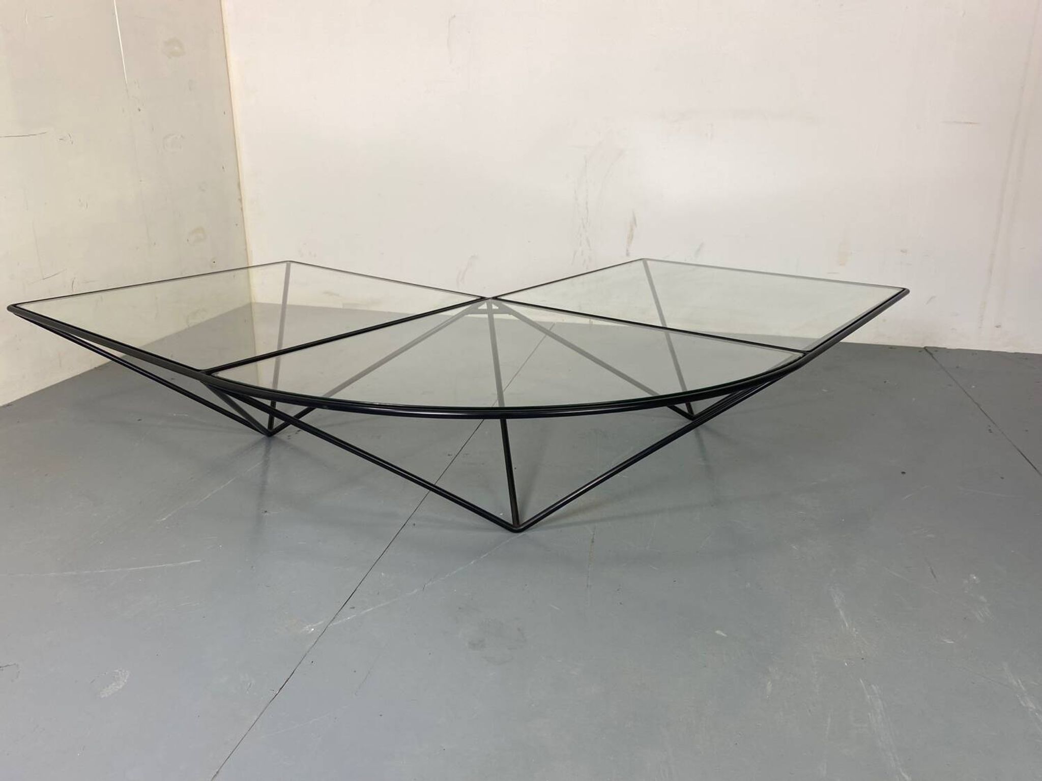 Table Basse Moderniste Furtive en Acier et Verre, Italie, années 1980