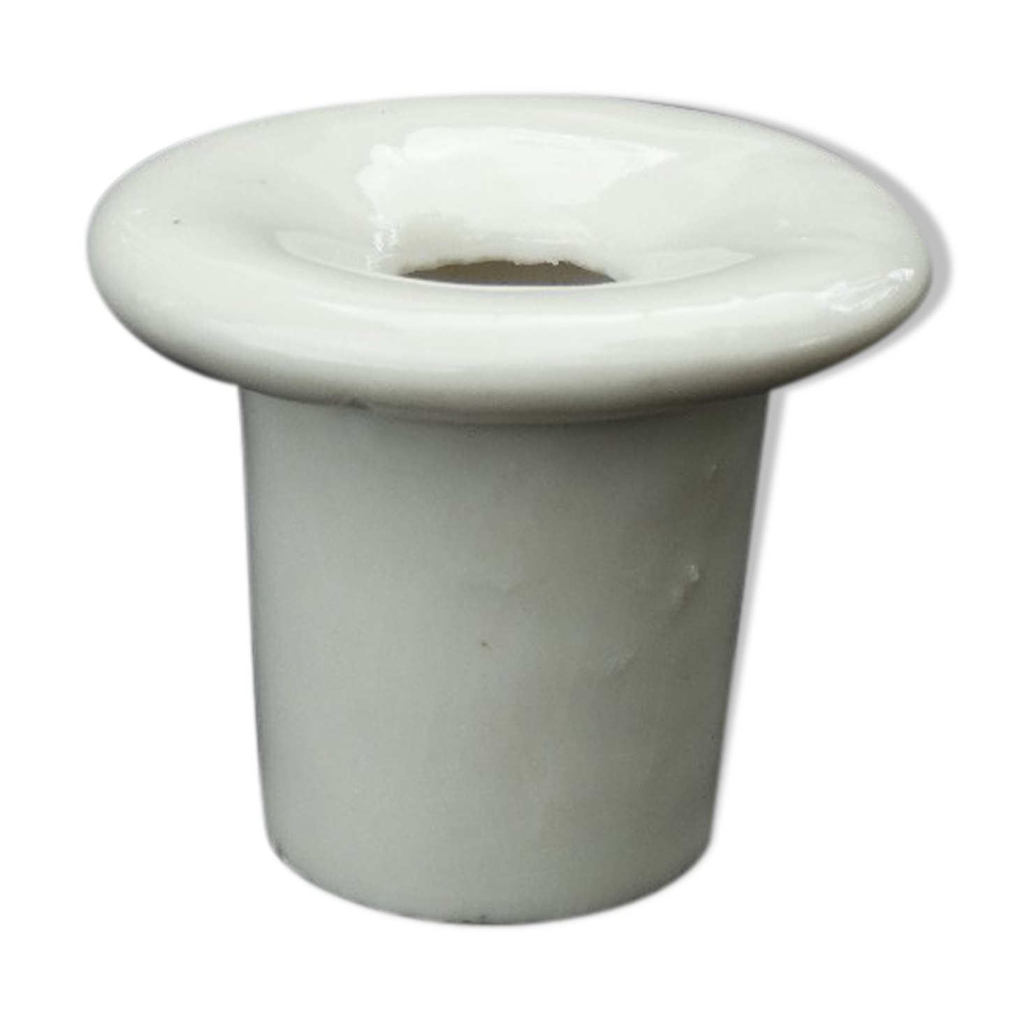 Porcelain inkwell with thick crown and curved bottom