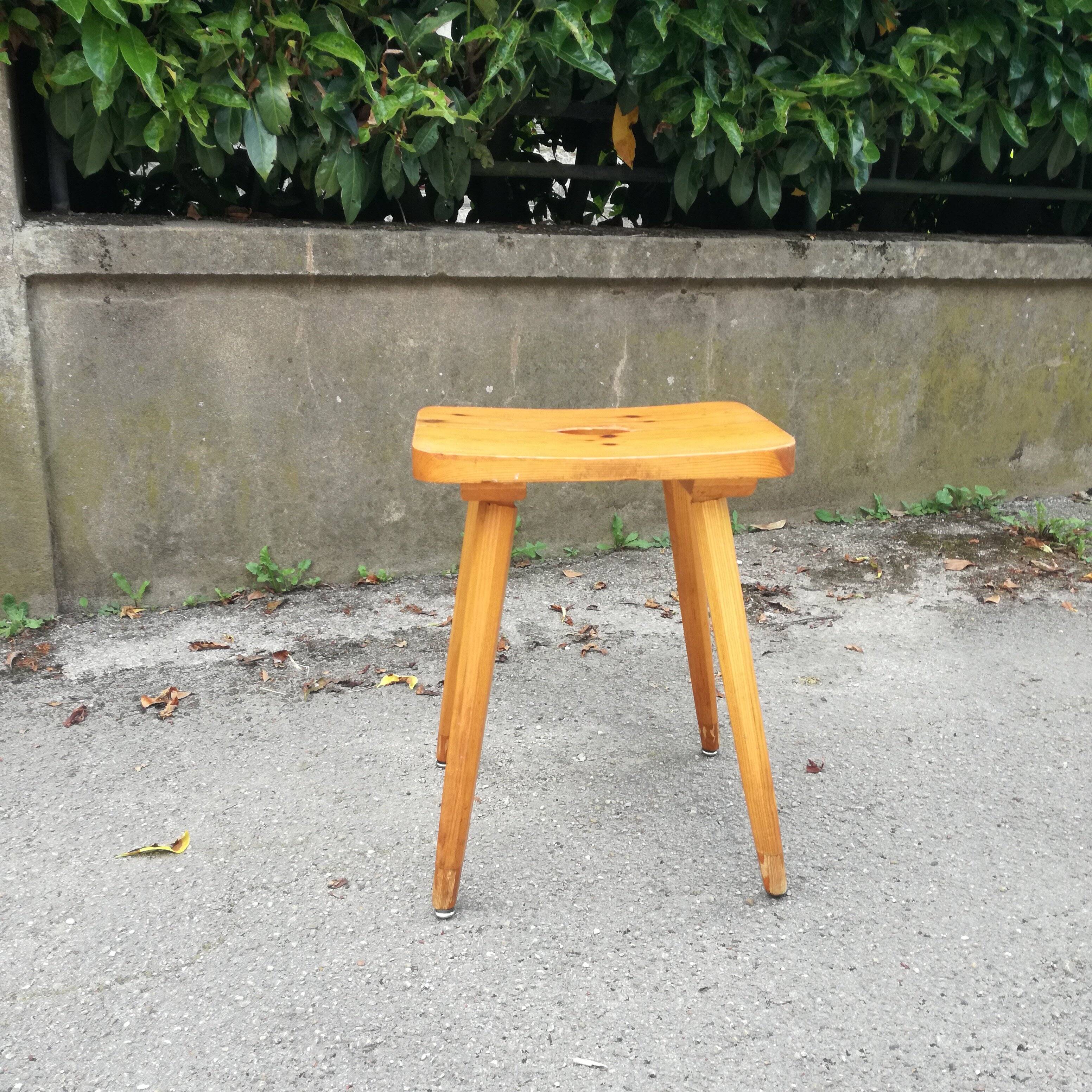 Light wood stool with pencil legs h51