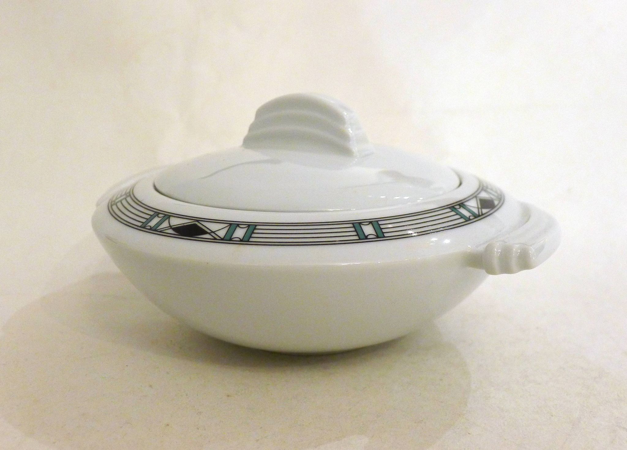 Delphie sugar bowl by Guy Degrenne in porcelain