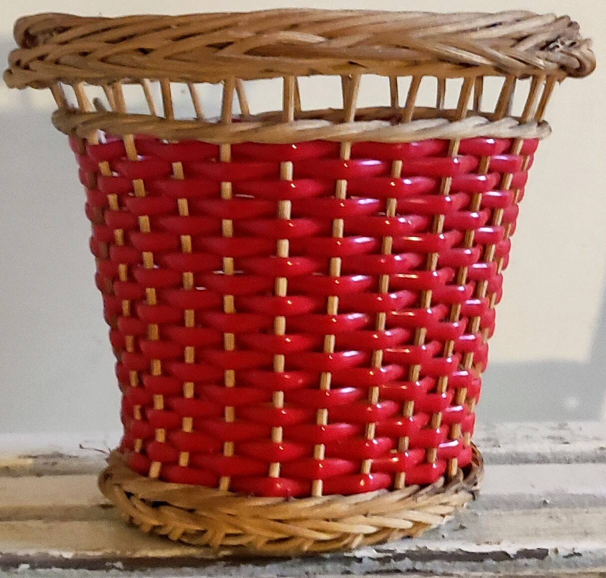 Woven rattan planter & scoubidou
