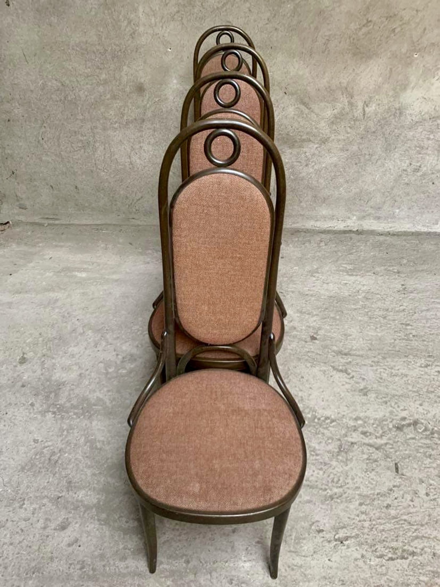 Série de 4 anciennes chaises bistrot Thonet en bois courbé