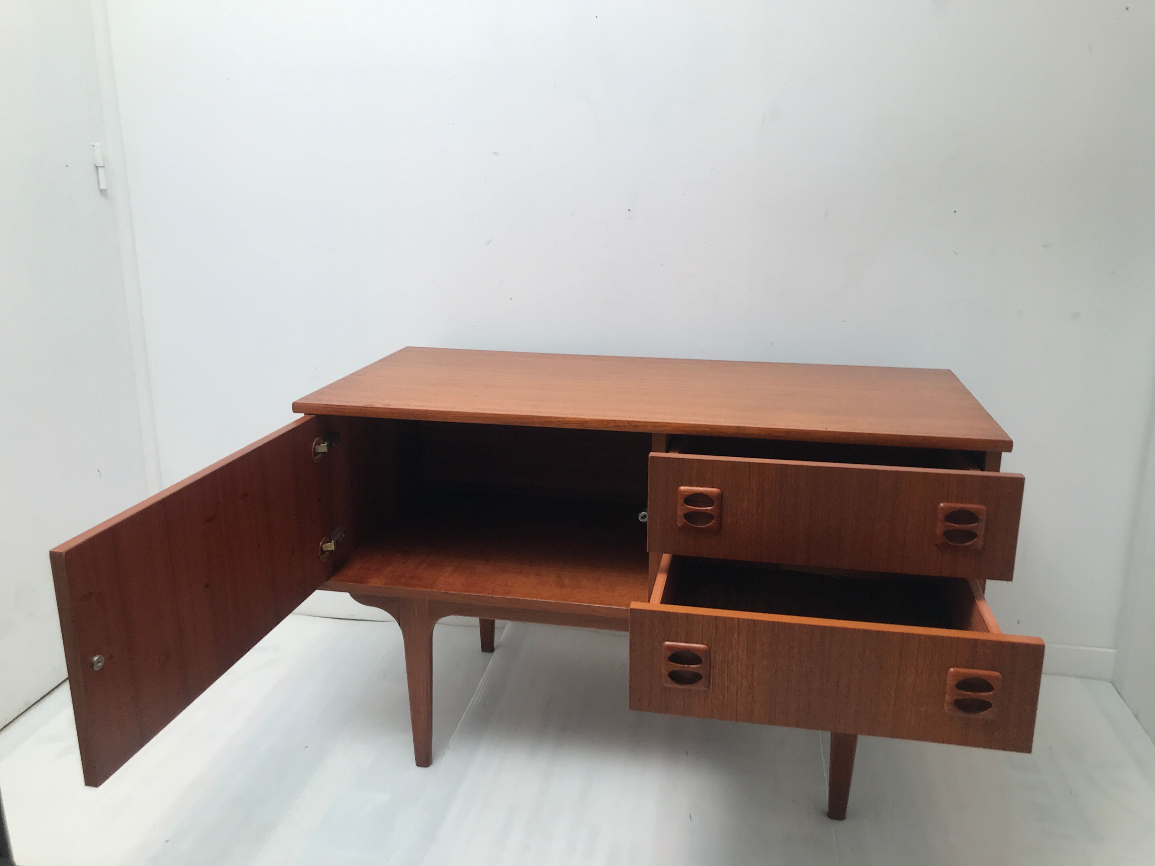 Scandinavian 60s row with spindle feet