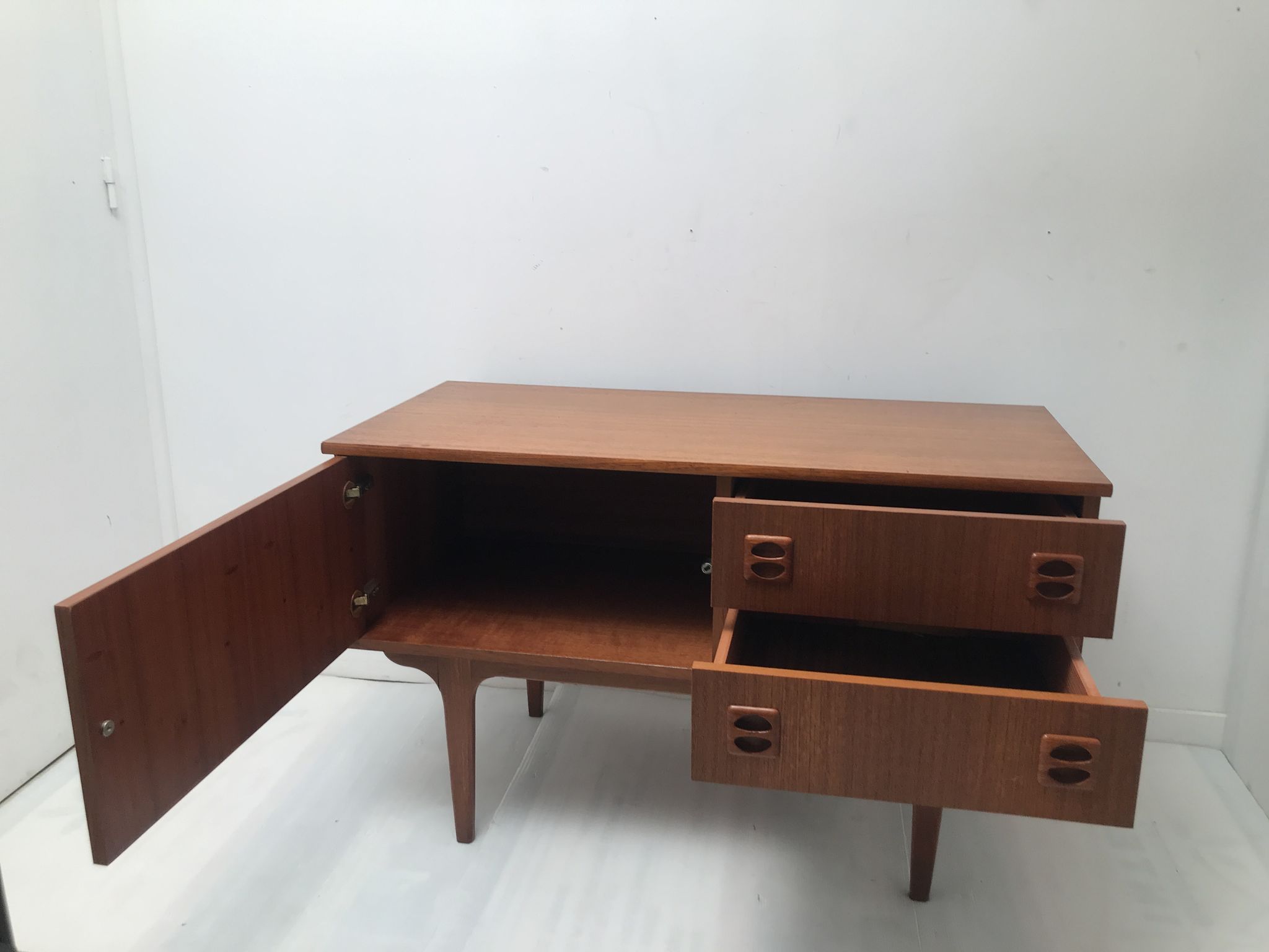 Scandinavian 60s row with spindle feet