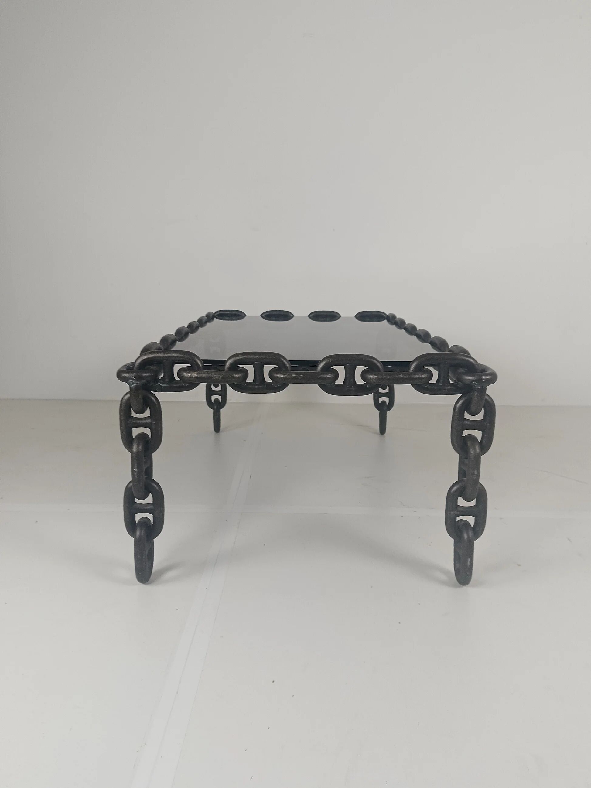 Table basse vintage brutaliste en fer noir à mailles de chaîne avec verre fumé d'origine, années 70