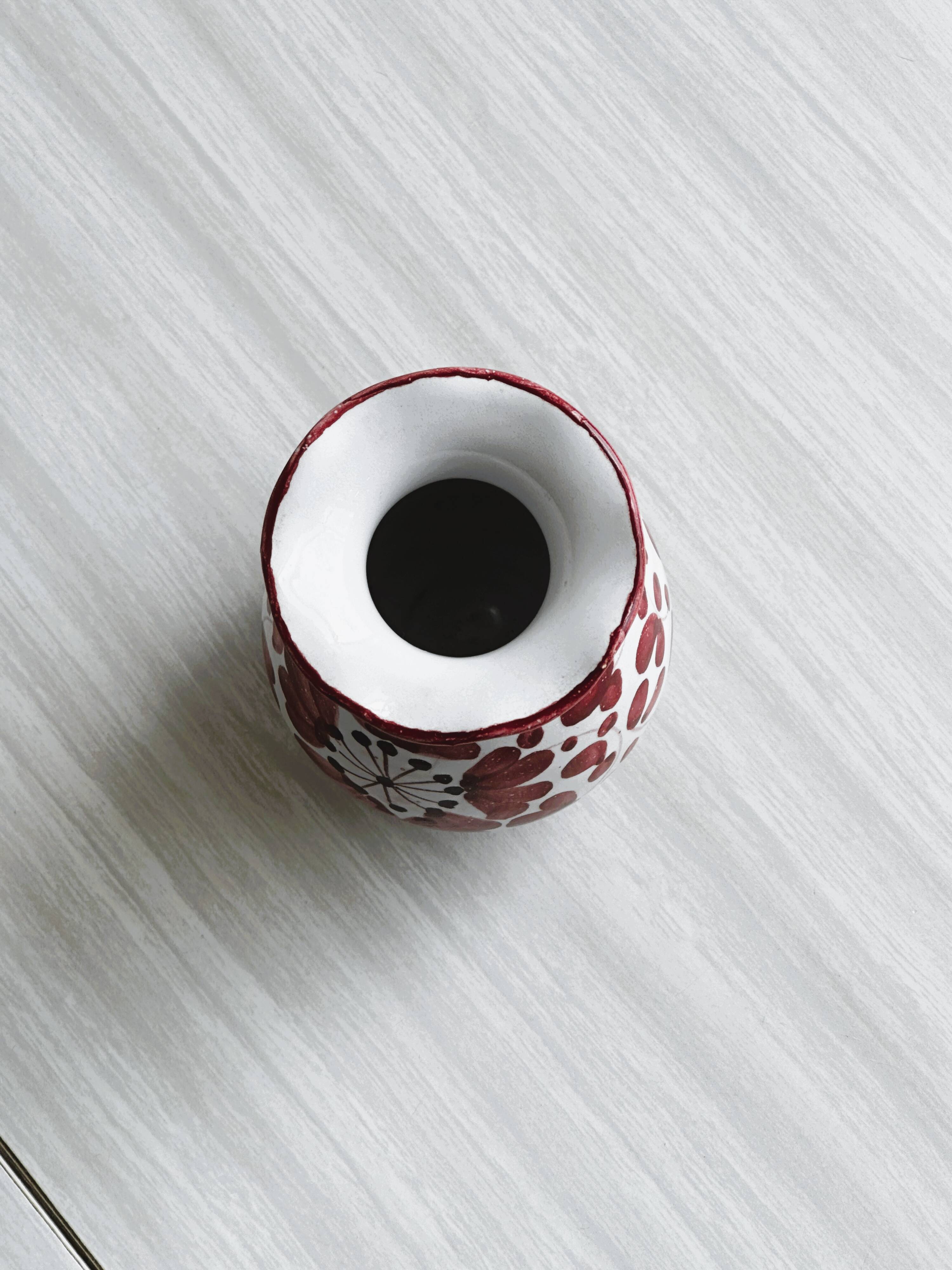 Hand painted vase made in Italy, Grazia Deruta style.