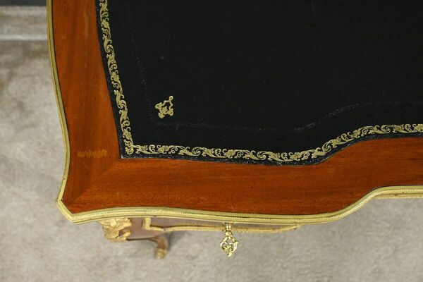 Petit Bureau de Milieu en Acajou et Palissandre, style Louis XV, époque Napoléon III – Milieu XIXe