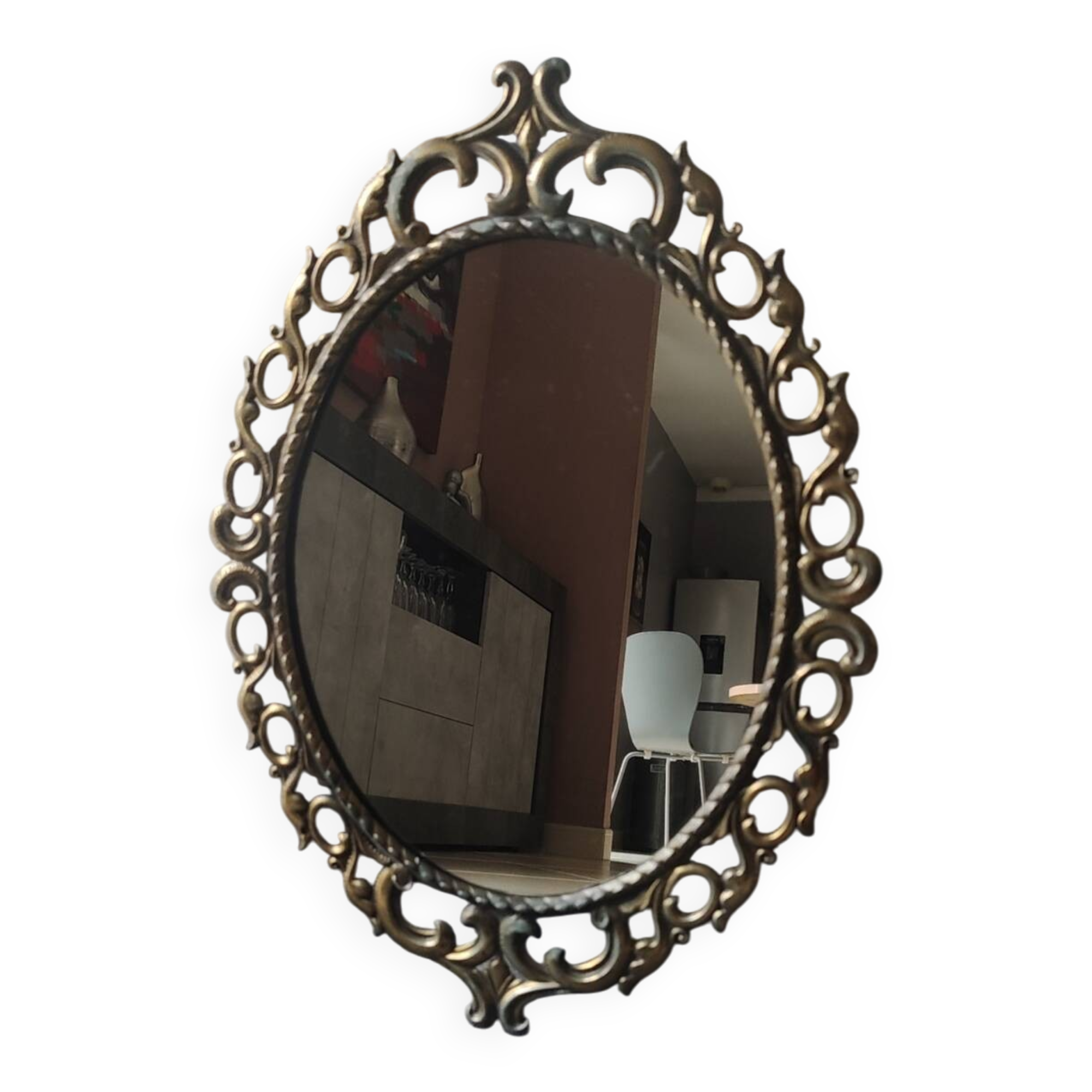 Antique oval mirror in Baroque/Rococo style. Made of gilded spelter. Dimensions: 42 x 31 cm