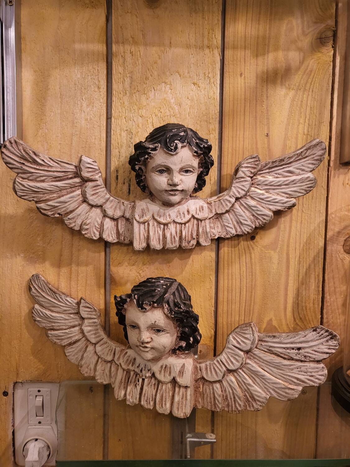 Paire d'anges en bois polychrome