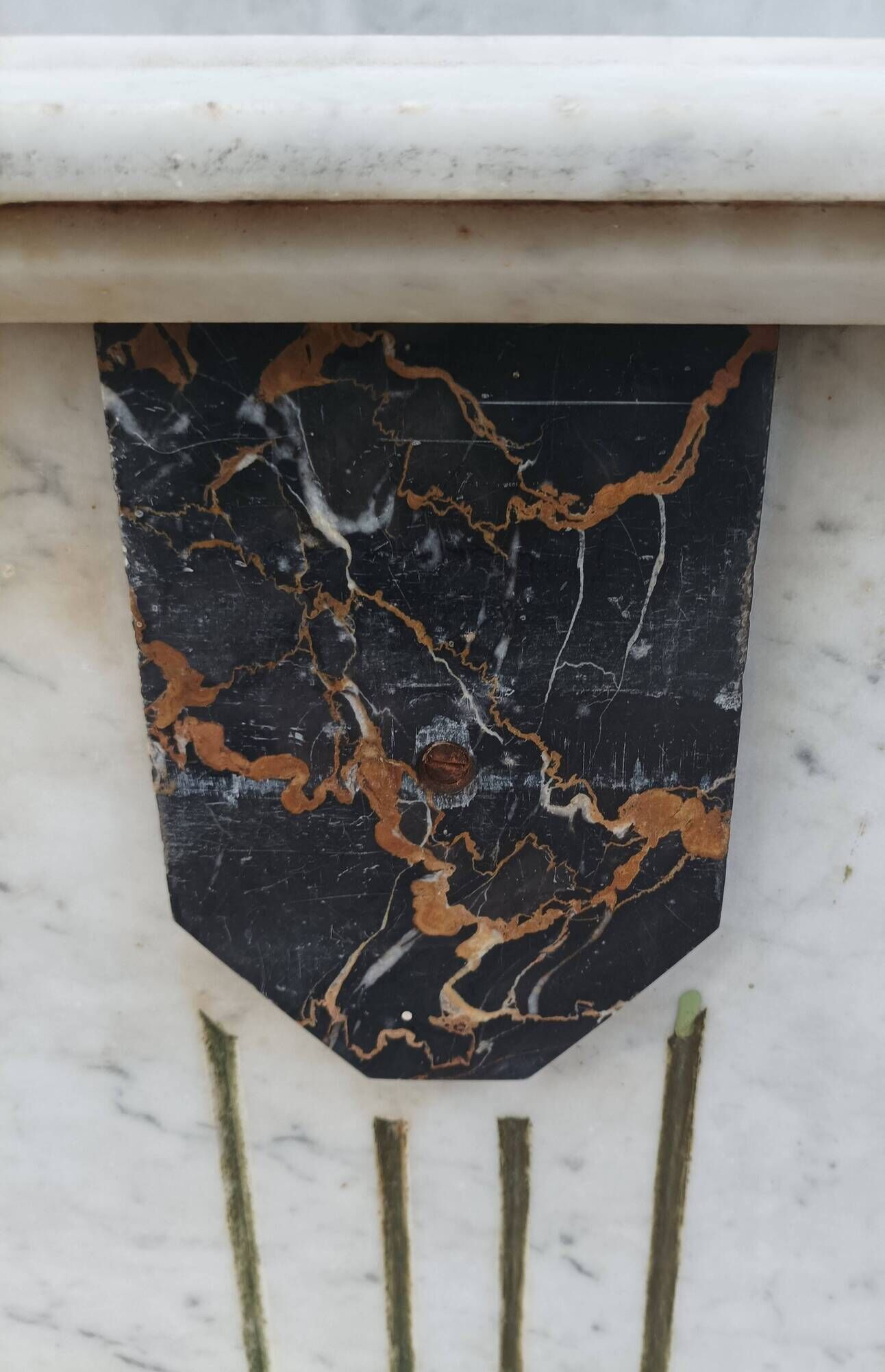 Central island shop counter in marble and oak, Art Deco period.